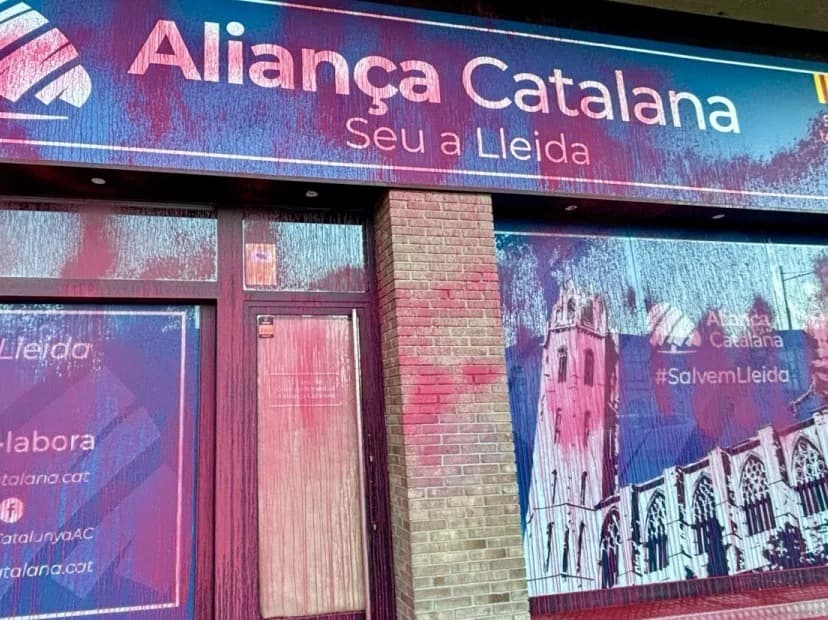 L’Organització Juvenil Socialista omple de pintura el nou local d’Aliança Catalana a Lleida