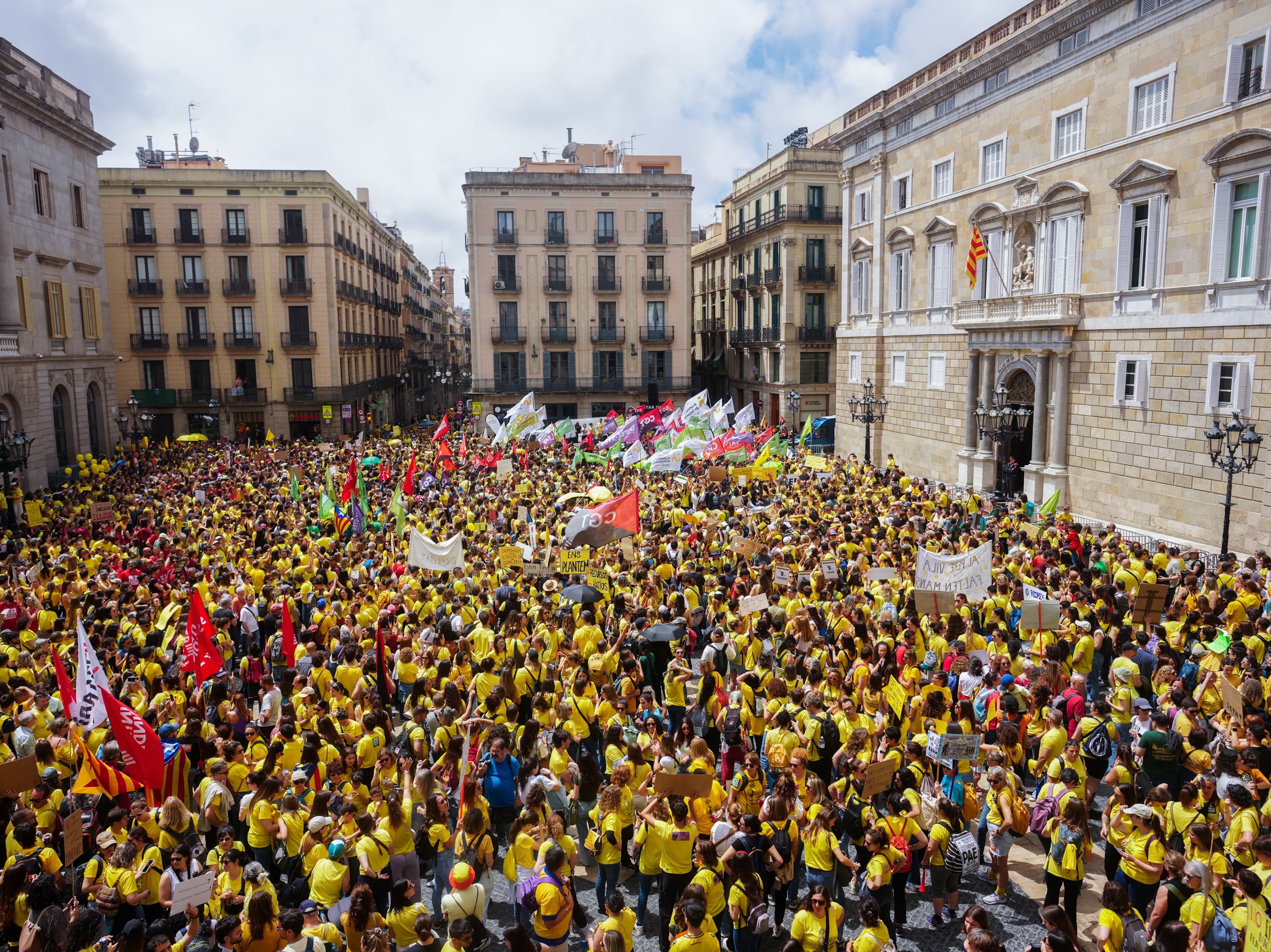 Milers de docents es manifesten a Barcelona en una nova jornada de vaga a tota Catalunya