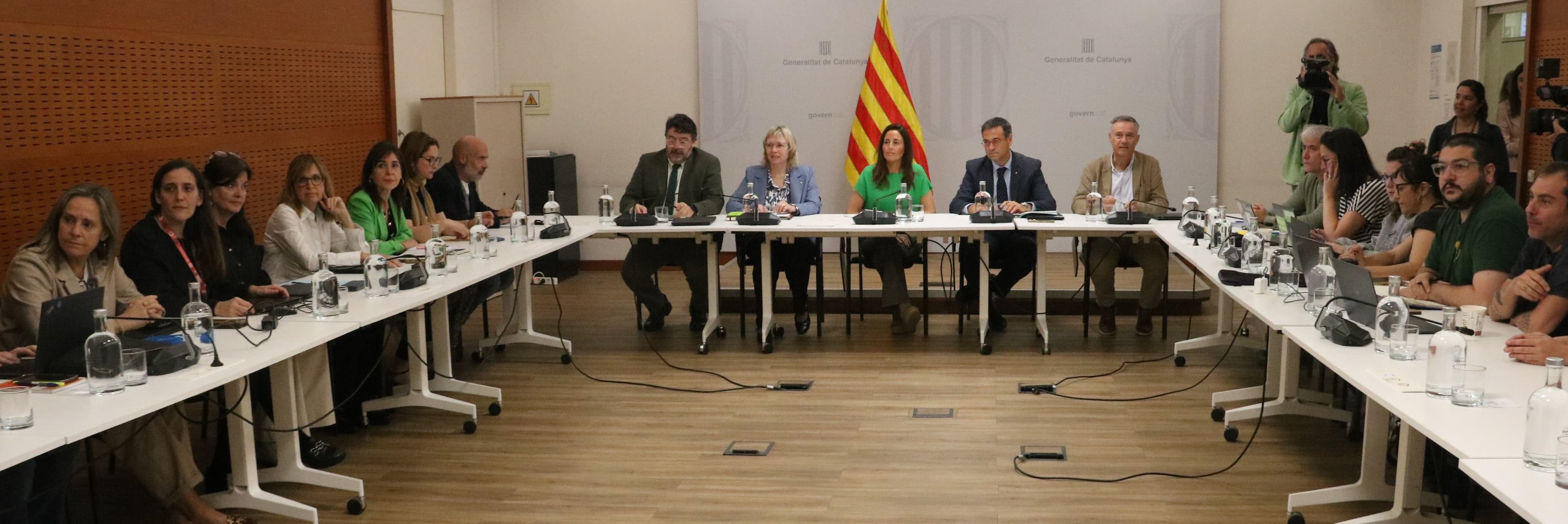 La reunió entre Educació i els sindicats acaba sense acord però es tornaran a trobar dimarts