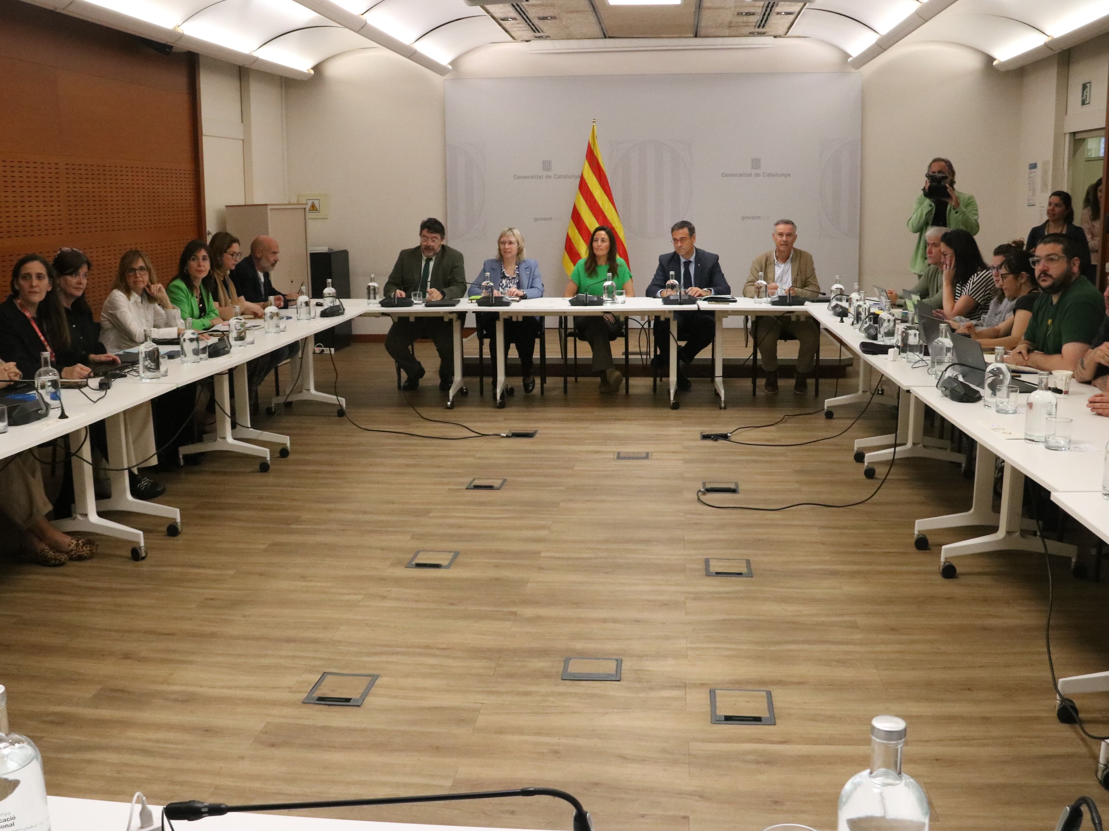 La reunió entre Educació i els sindicats acaba sense acord però es tornaran a trobar dimarts