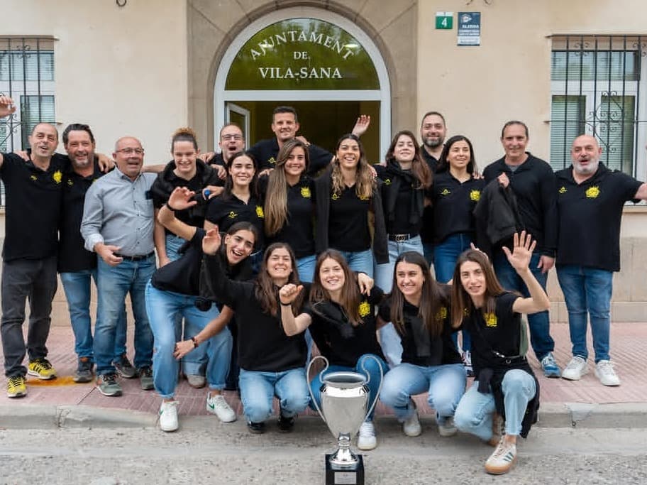 El Vila-sana celebra la Copa de la Reina i en vol més