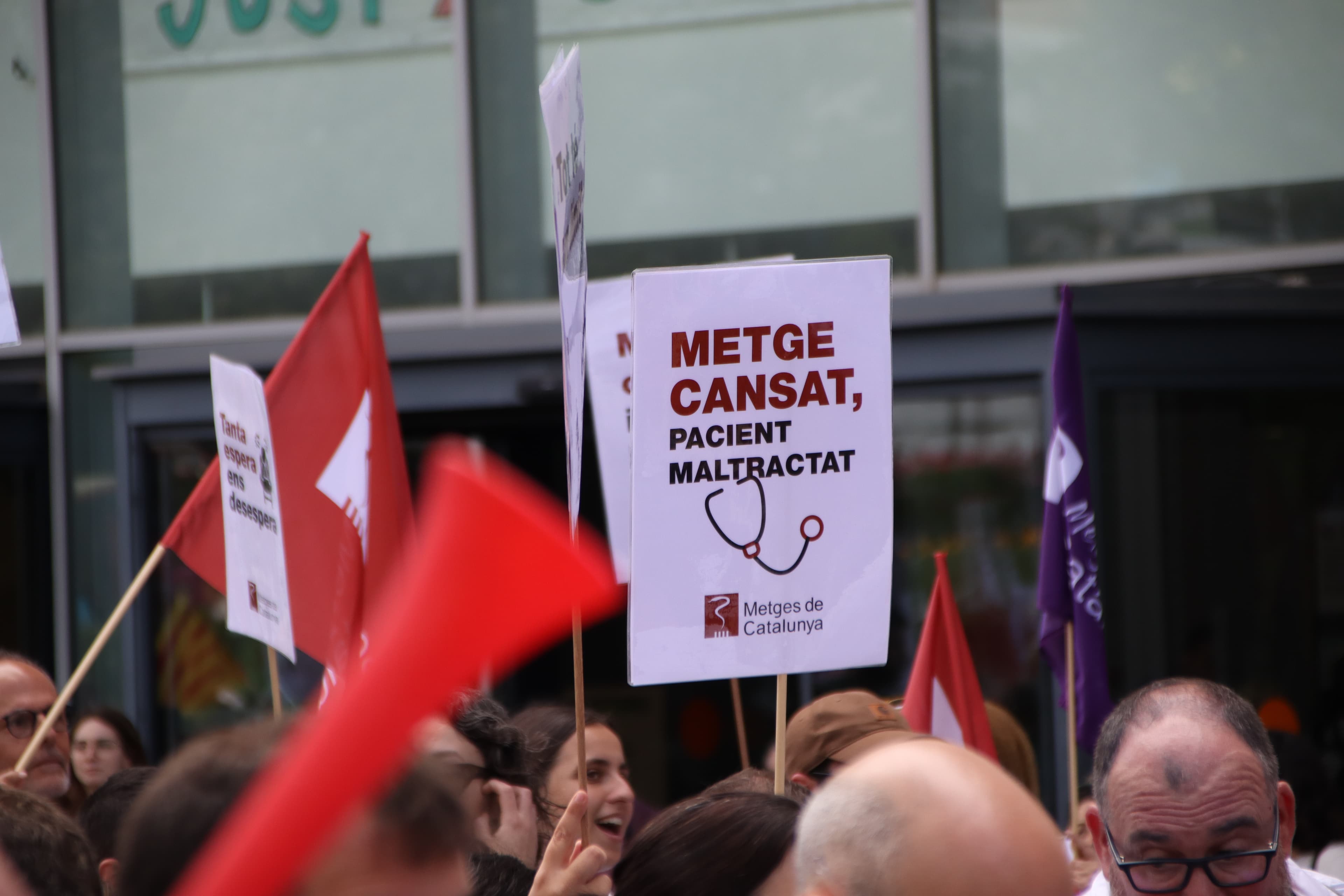 Els metges del sector públic han tornat a la vaga aquest dimecres per reclamar millores en les condicions laborals