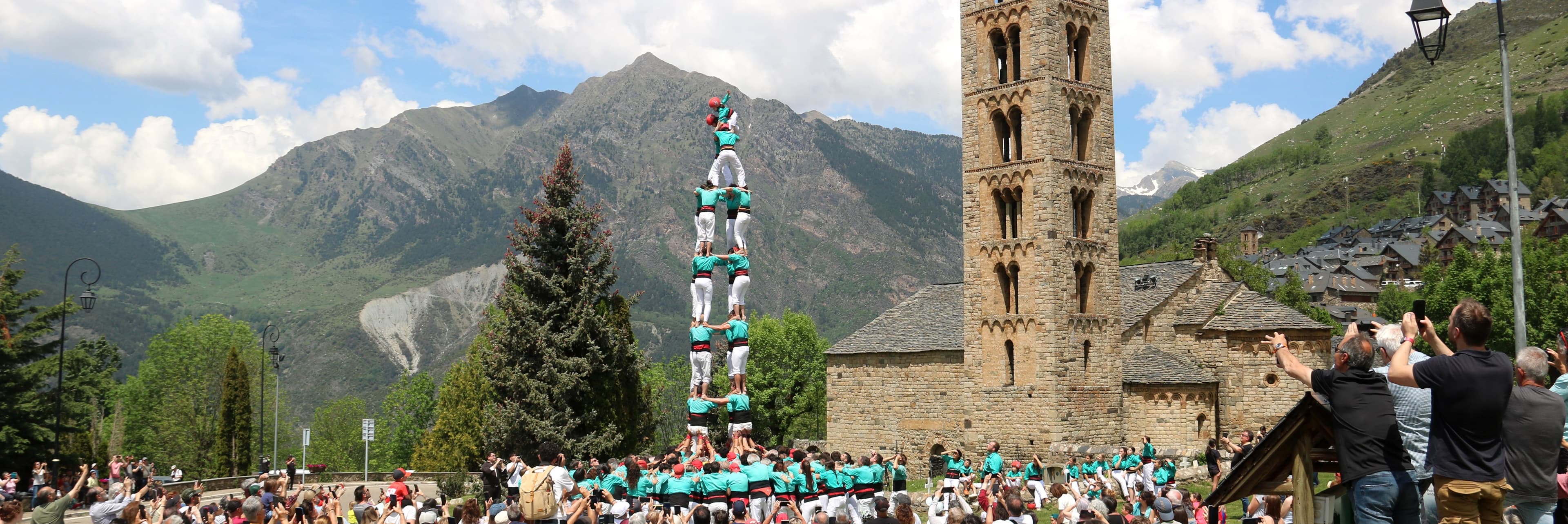 El conjunt romànic de la Vall de Boí uneix tradició i patrimoni amb l’actuació dels castellers de Vilafranca