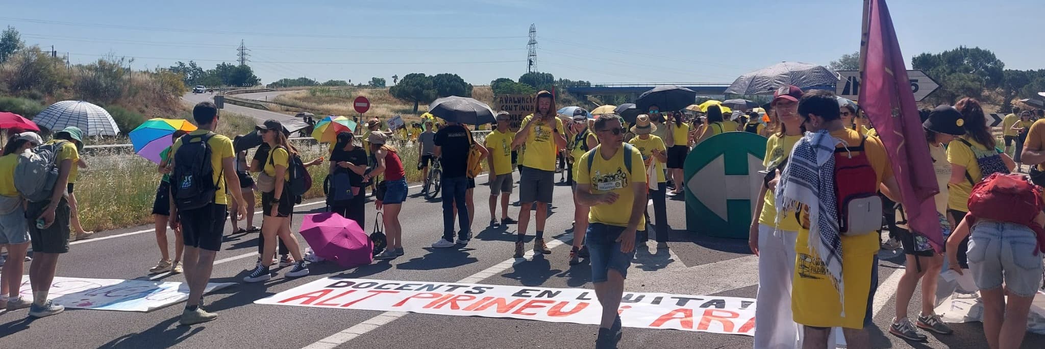 Centenars de docents es manifesten a la C-12 i tallen l’A-2 a Lleida en una nova jornada de vaga a tot Catalunya
