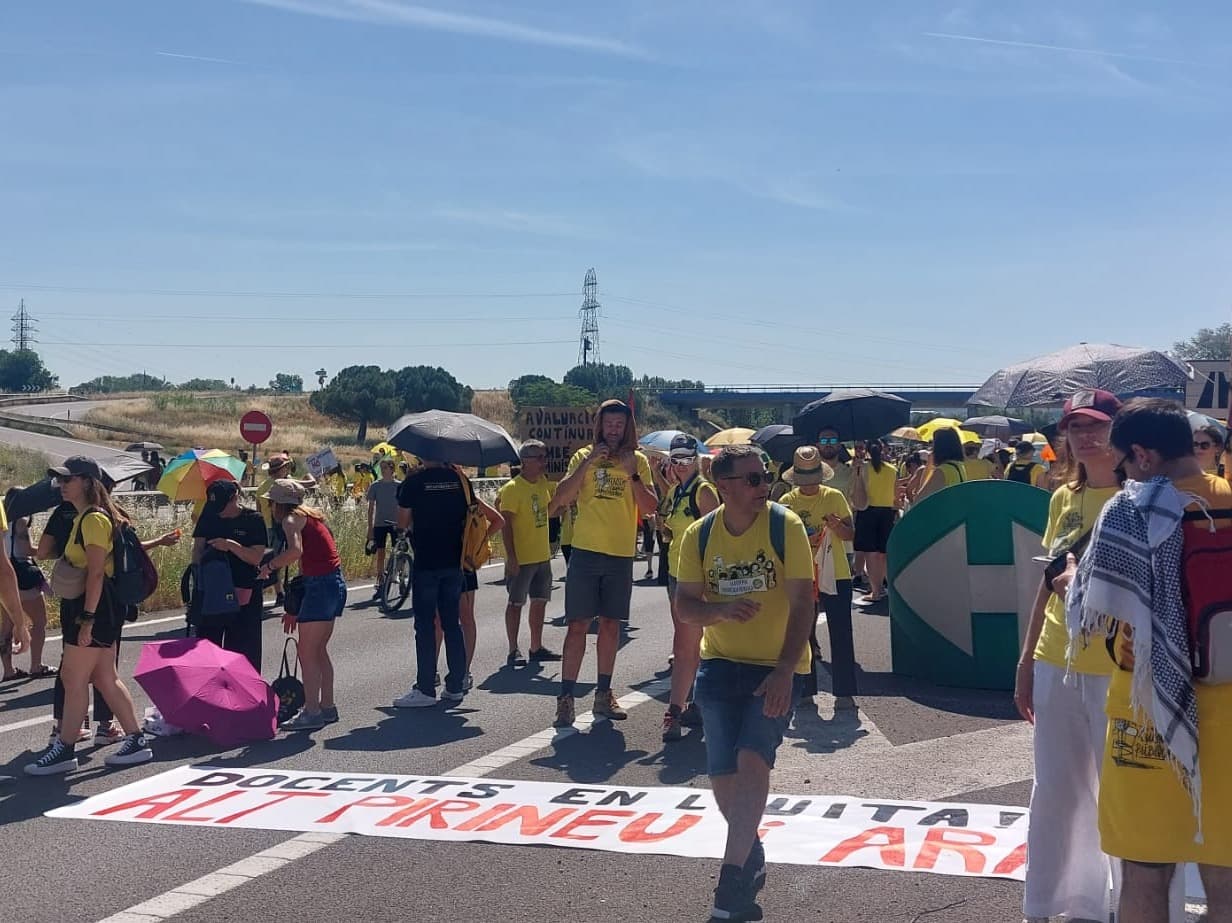 Centenars de docents es manifesten a la C-12 i tallen l’A-2 a Lleida en una nova jornada de vaga a tot Catalunya