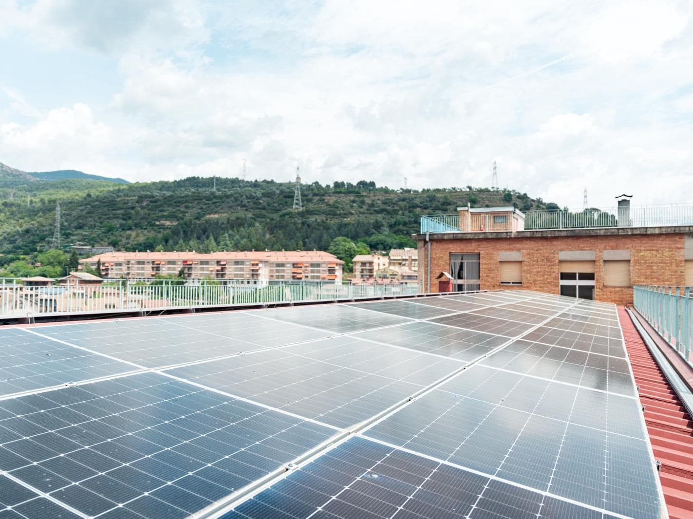 Instal·len a la coberta de l’Institut de la Pobla de Segur un sistema fotovoltaic que permetrà distribuir l'energia
