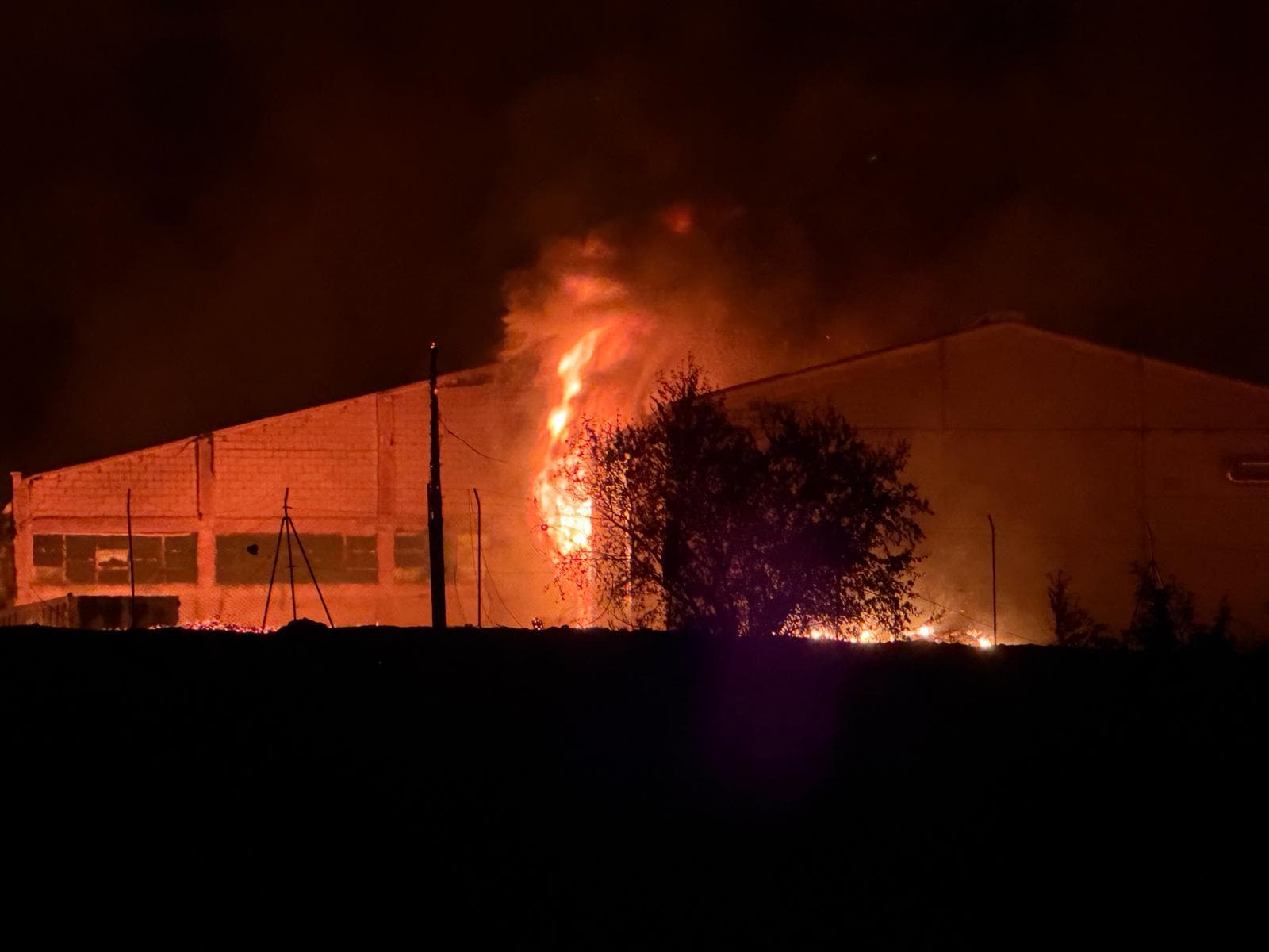 Els Bombers evacuen la primera línia de cases de Vila Montcada i Ciutat Jardí propera a l'incendi de dues cooperatives fruiteres