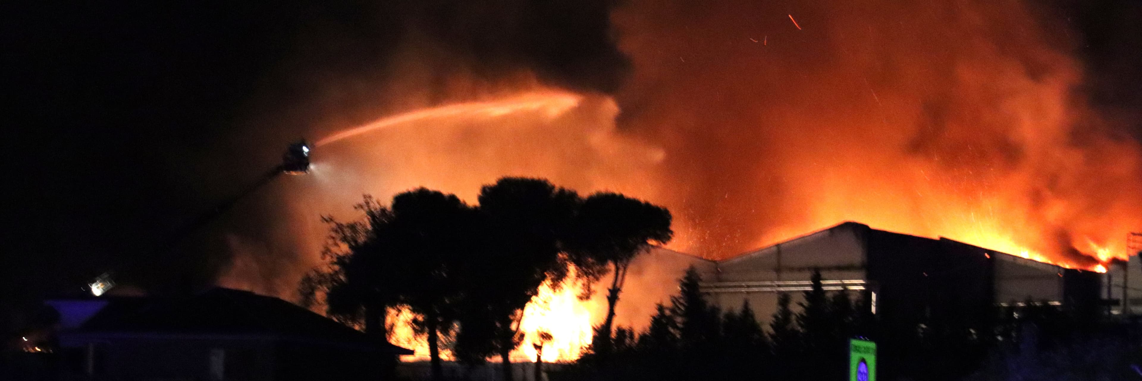 Els Bombers donen per "estabilitzat" l'incendi d'una cooperativa fruitera de Lleida