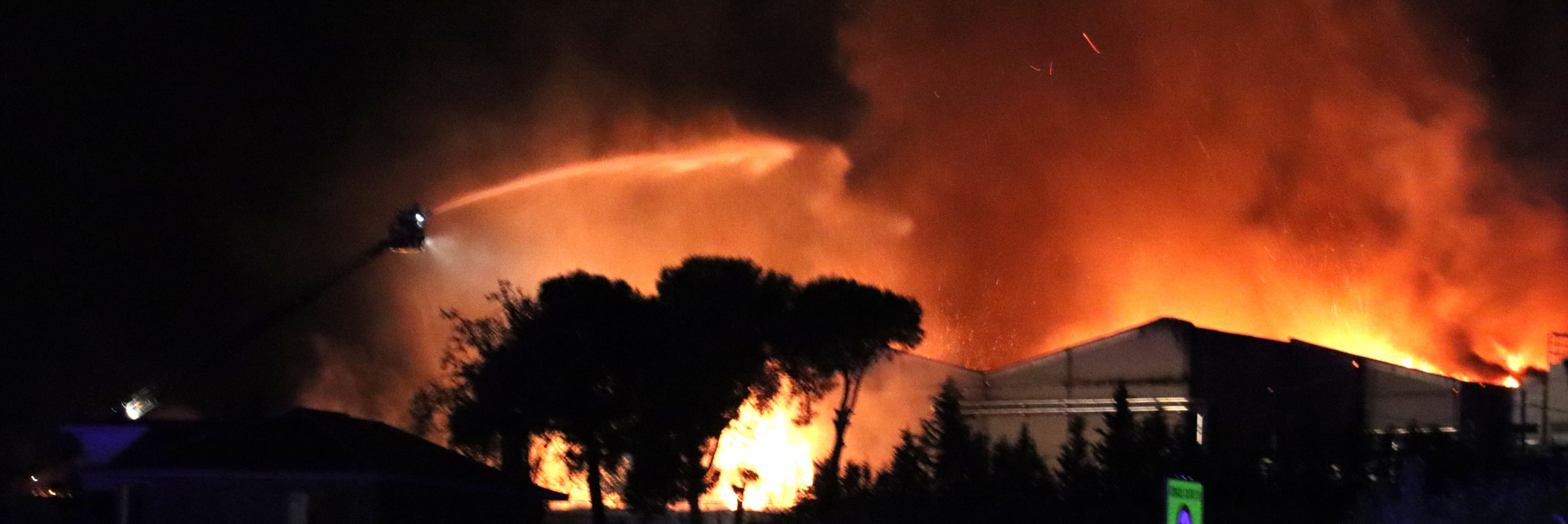 Els Bombers donen per "estabilitzat" l'incendi d'una cooperativa fruitera de Lleida