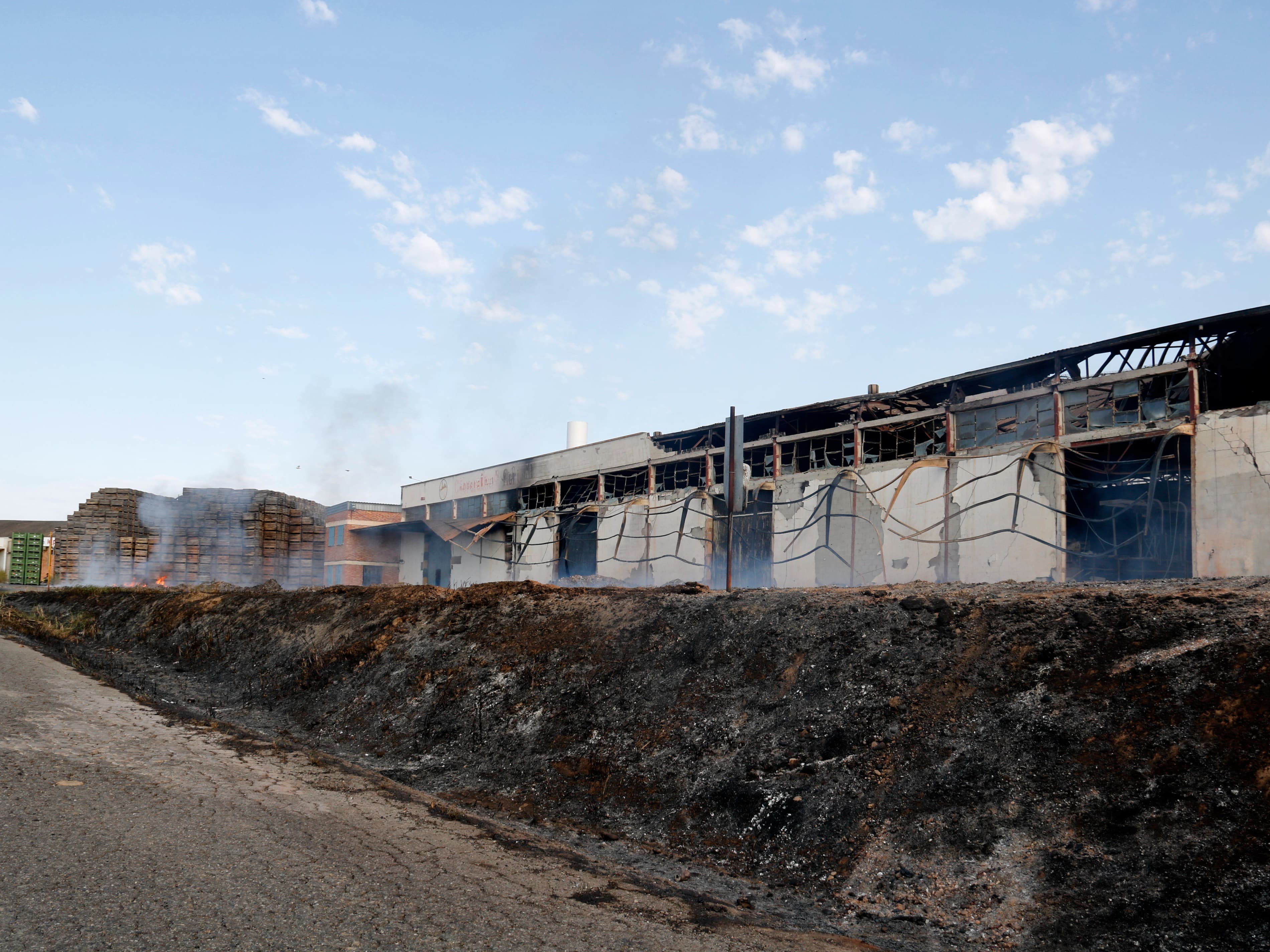 Controlat l'incendi a l’empresa fruitera Arcofrut de Lleida mentre els Bombers vigilen la zona amb drons i vuit dotacions