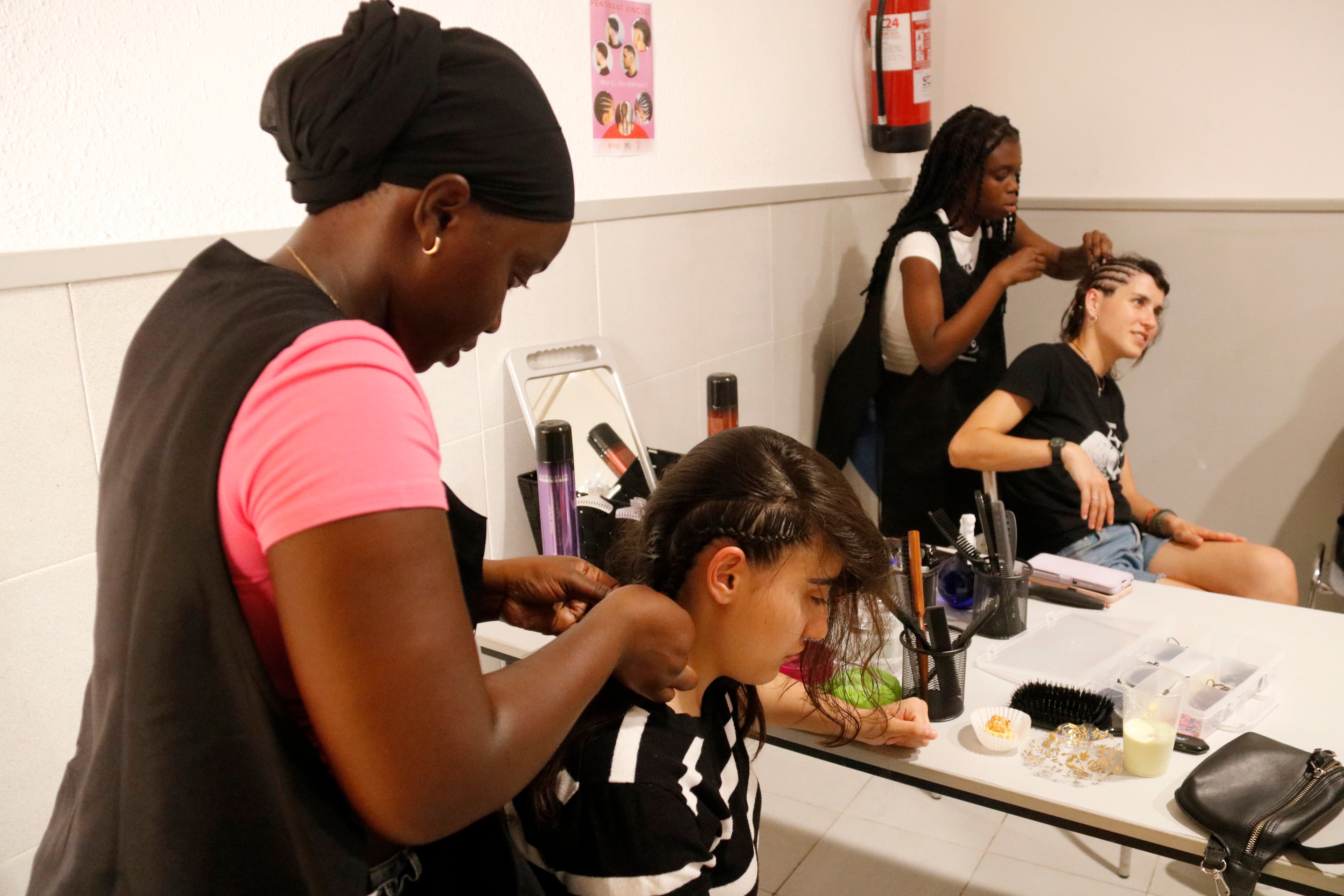 Suara i Arrels estrenen una perruqueria comunitària a Lleida per afavorir la inserció sociolaboral de joves extutelats