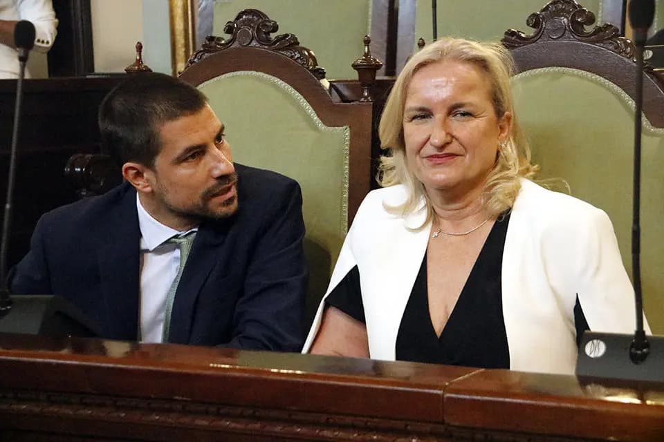 Larrosa presenta una denuncia a la Fiscalia contra la portaveu de Vox per “falsejar dades” sobre delinqüència i immigració