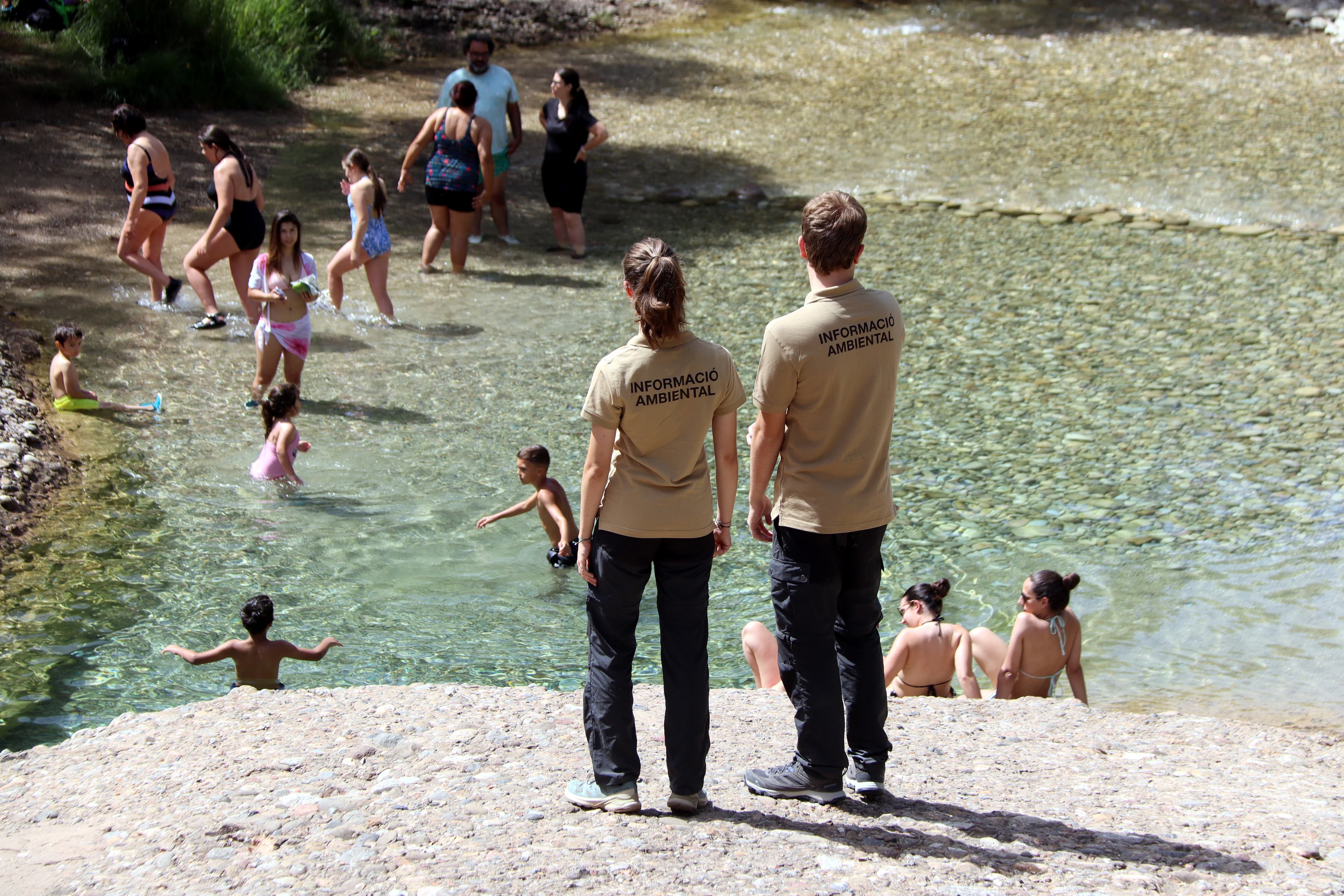 El pont del Clop al Solsonés s'omple de banyistes per refugiar-se de l'onada de calor