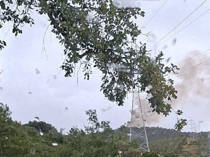 Els Bombers treballen en un incendi de vegetació forestal entre Salàs de Pallars i Talarn