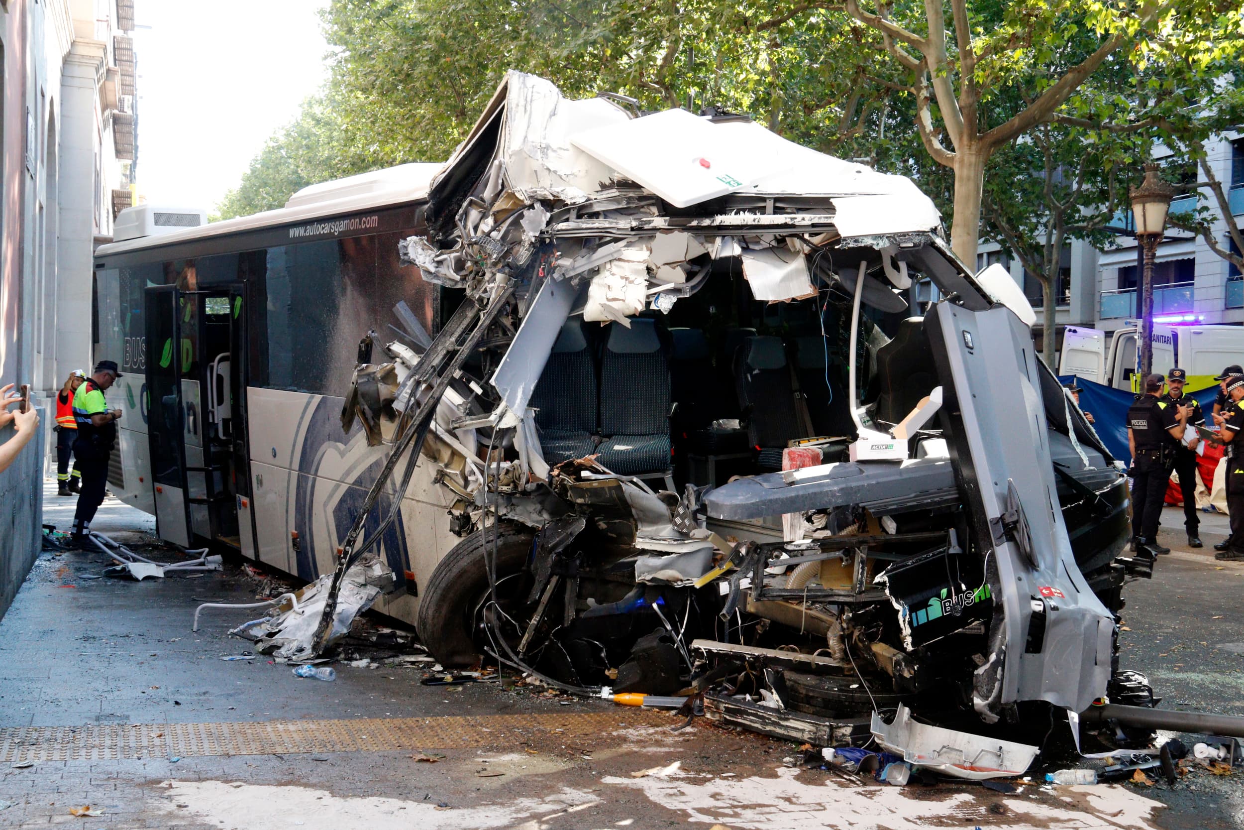 L'accident d'un autobús conta la façana de la Diputació deixa 44 ferits, quatre en estat crític
