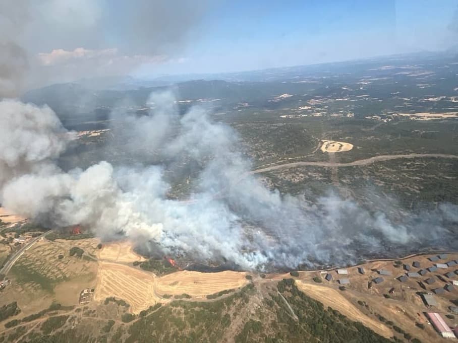 Els Bombers treballen per controlar un incendi forestal a Comiols, entre Artesa de Segre i Isona, i evitar que avanci cap a la C-1412b