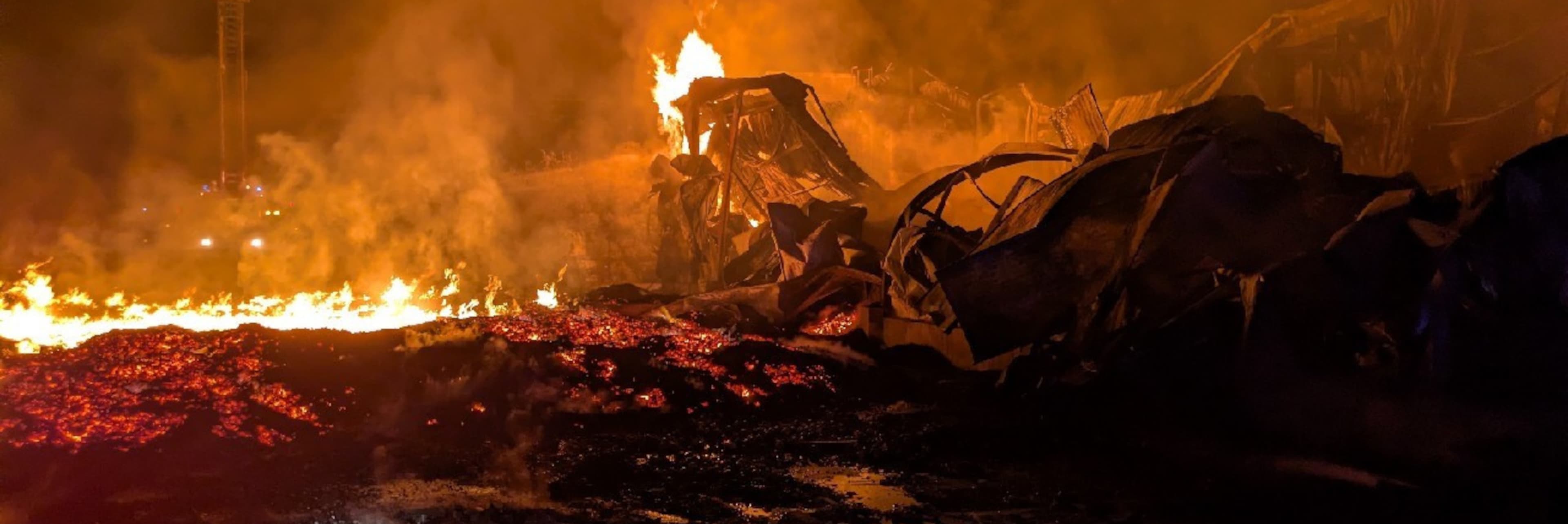 Un incendi declarat aquesta nit en una indústria hortofructícola d'Alguaire (Segrià) ha afectat dues naus industrials