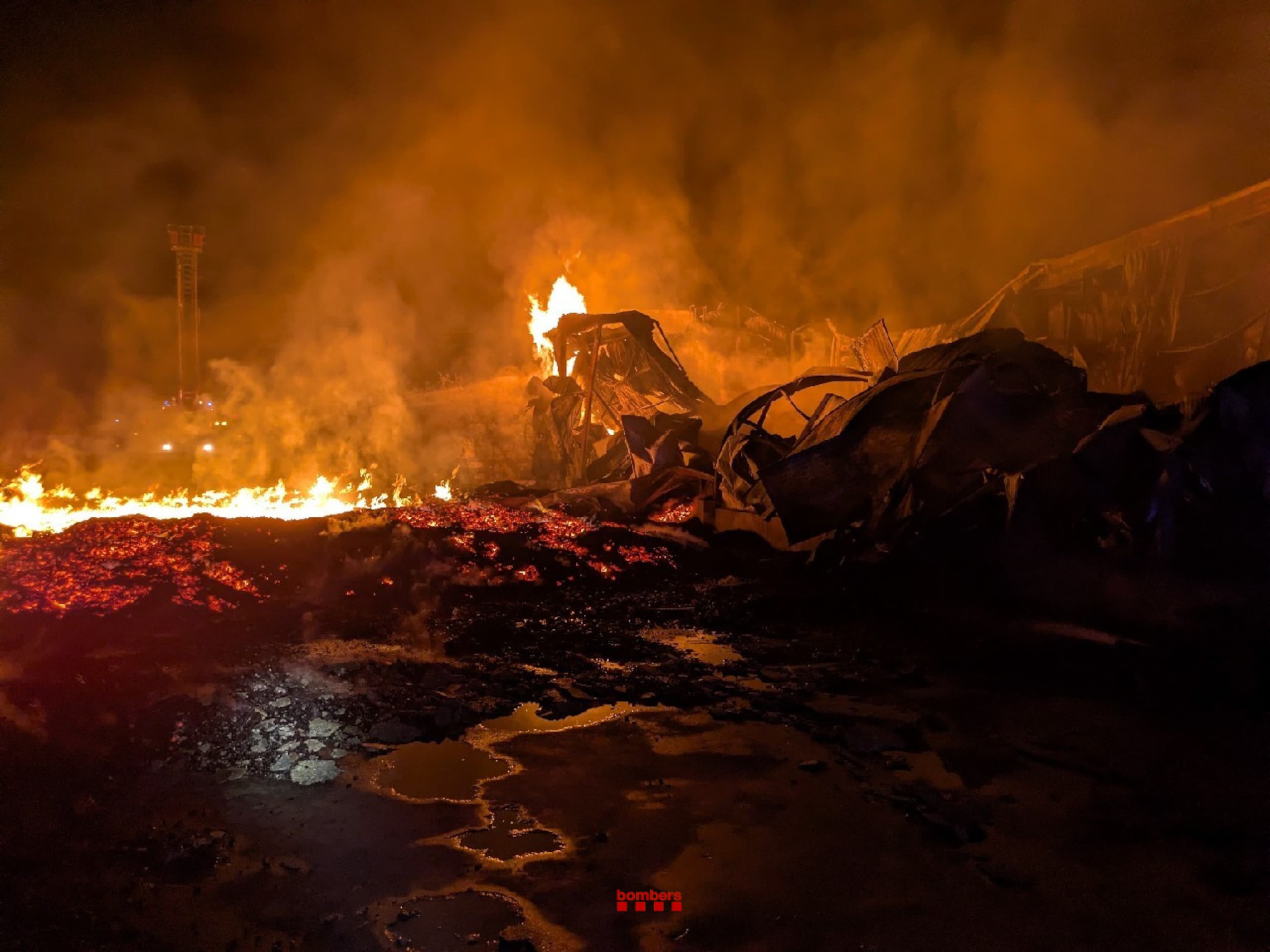 Un incendi declarat aquesta nit en una indústria hortofructícola d'Alguaire (Segrià) ha afectat dues naus industrials