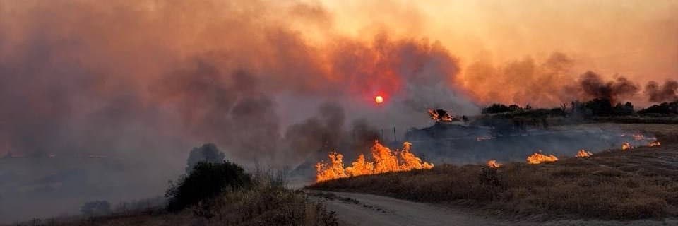 Els Bombers treballen per extingir dos incendis simultanis a Mollerussa i Guimerà
