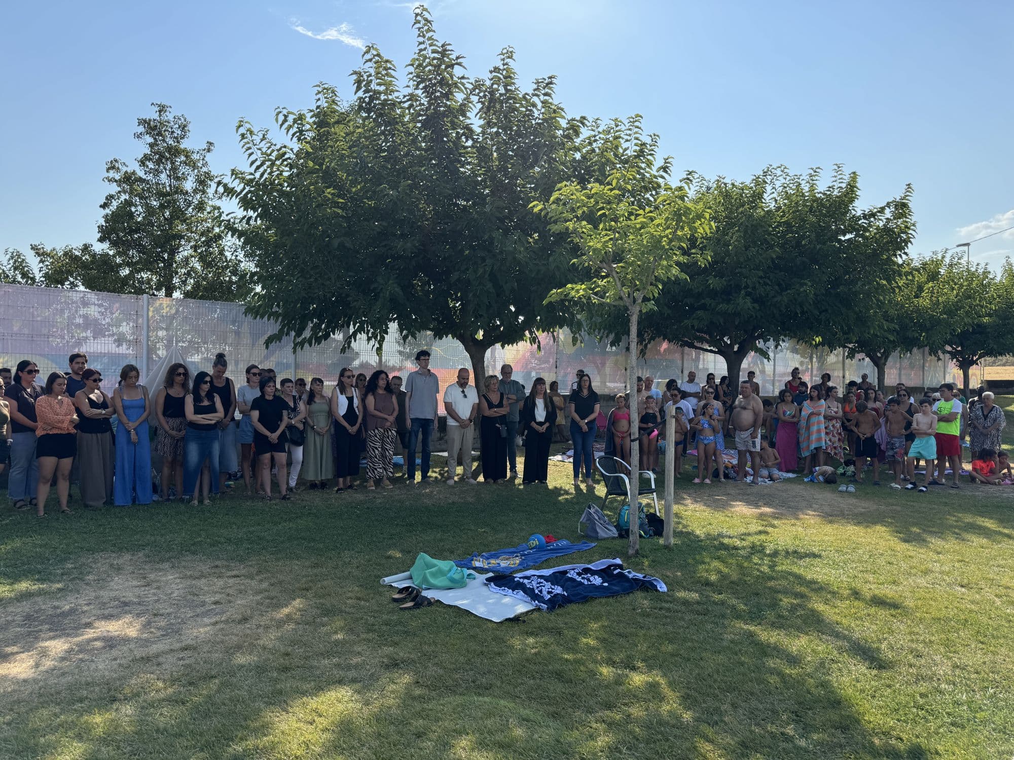 Balaguer guarda un minut de silenci en record de la menor morta a les piscines del Secà