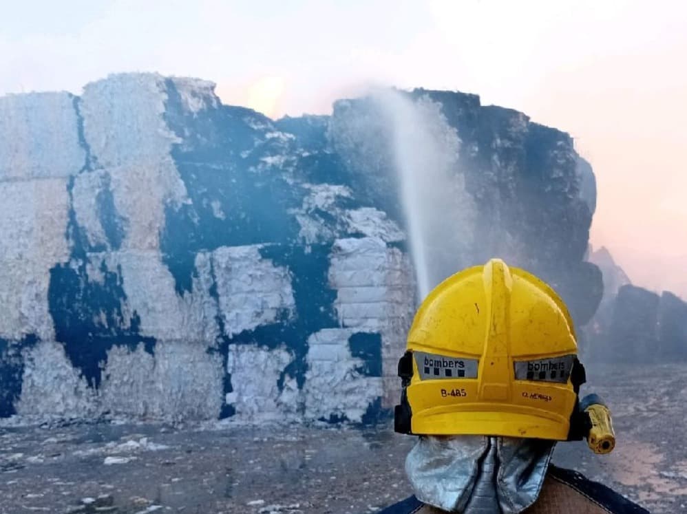 Els Bombers treballen per controlar dos incendis simultanis a Ponent, un a Mollerussa i l'altre a Guimerà