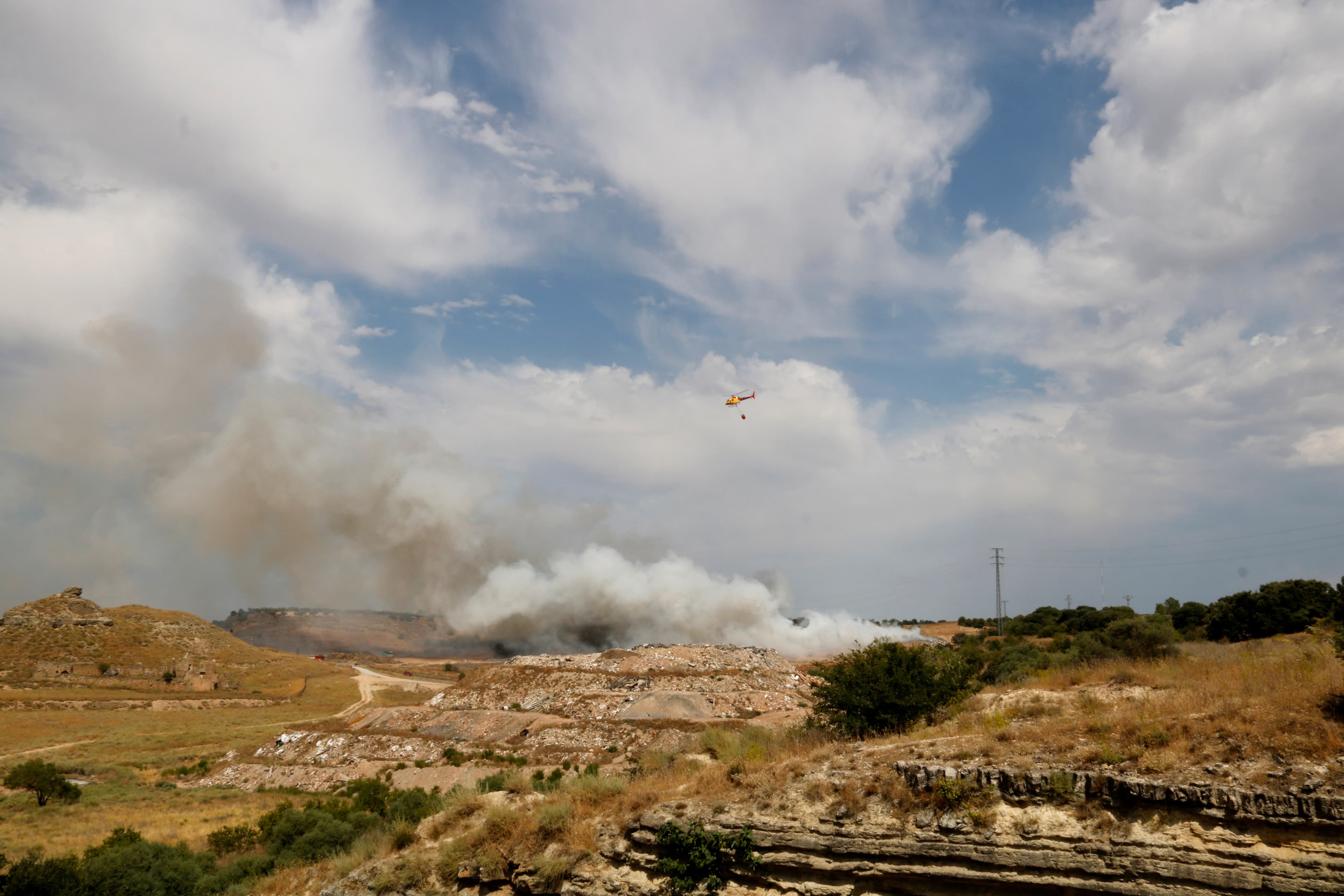Els Bombers treballen en un incendi a l’abocador de Tàrrega