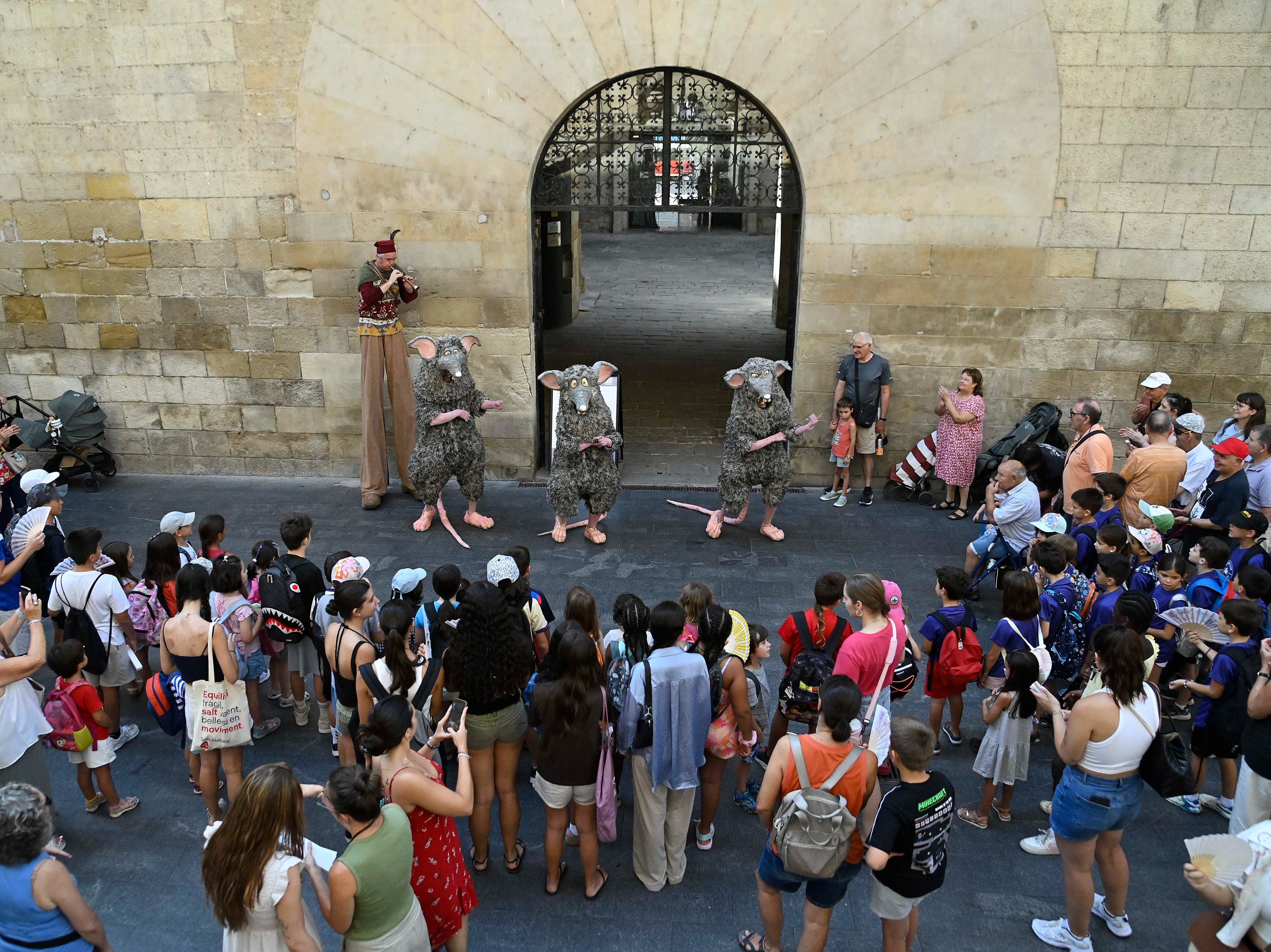 L’espectacle de carrer de Campi Qui Pugui i el circ poètic d’Yldor omplen de vida els espais de la Festa Major de l’IEI