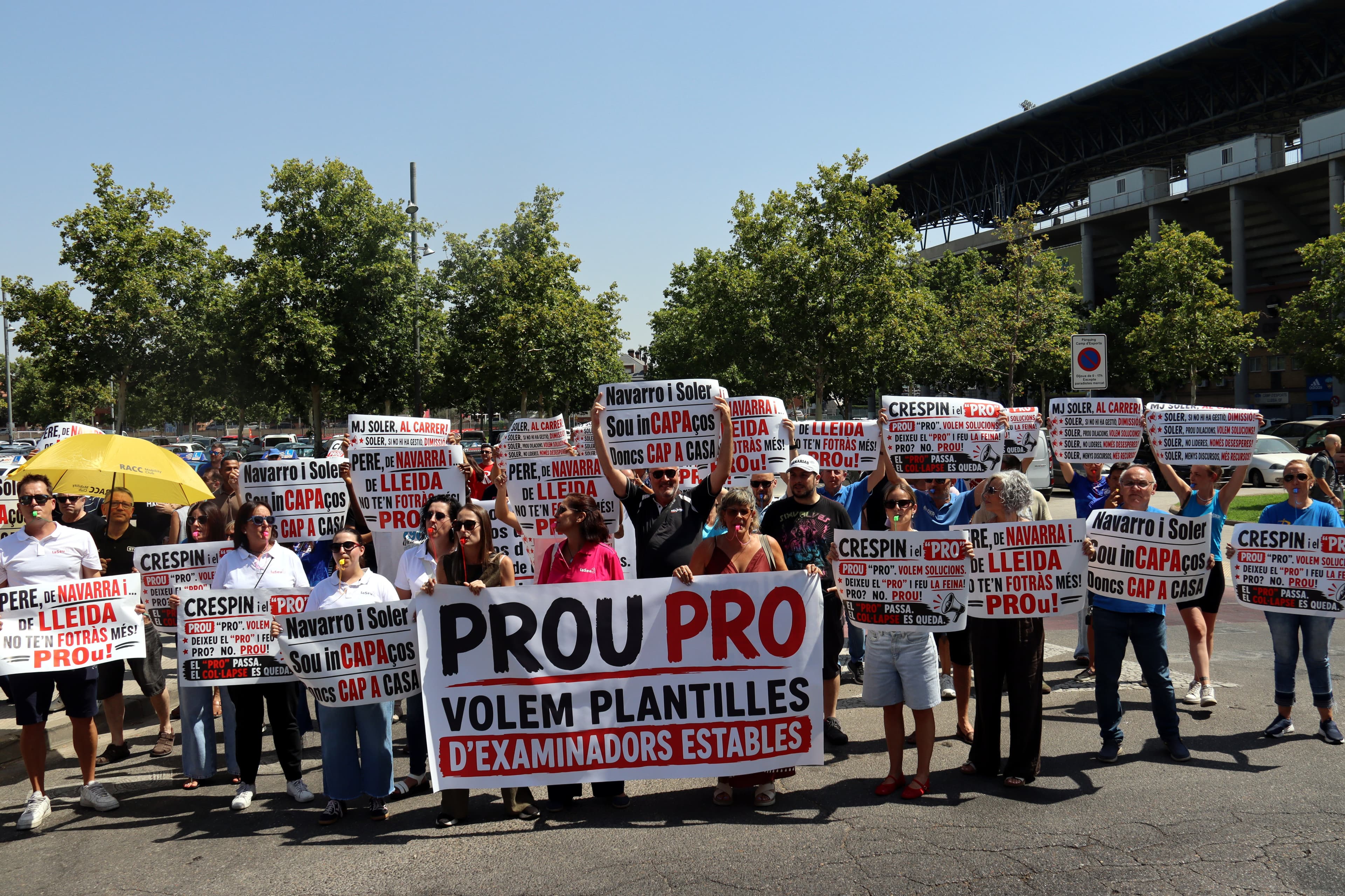 Les autoescoles de Lleida protagonitzen una sonora protesta davant la DGT pel “col·lapse” en els exàmens de conduir