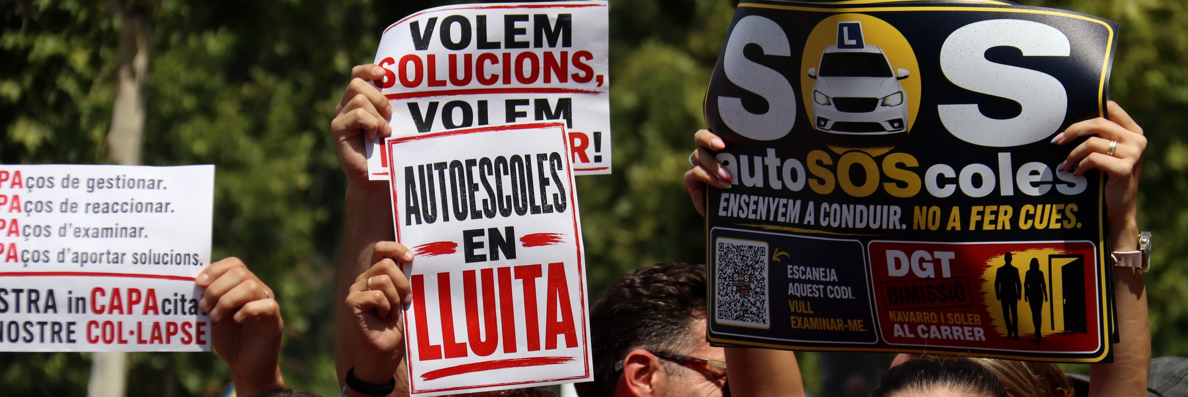 Les autoescoles de Lleida protagonitzen una sonora protesta davant la DGT pel “col·lapse” en els exàmens de conduir