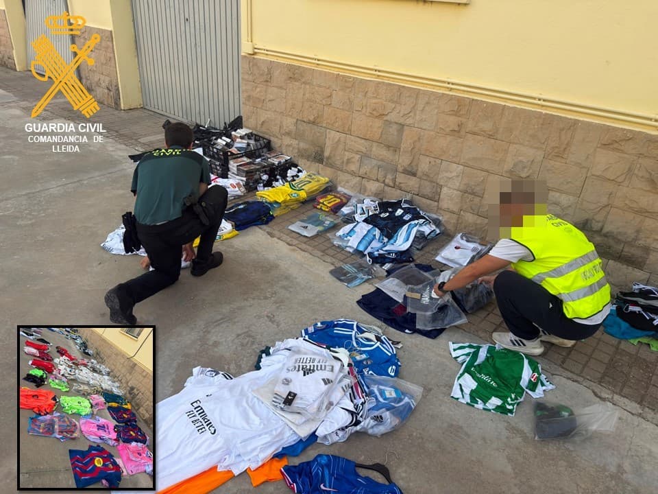 La Guàrdia Civil decomissa més de 700 peces de roba falsificades d’una parada del mercat de Torrefarrera