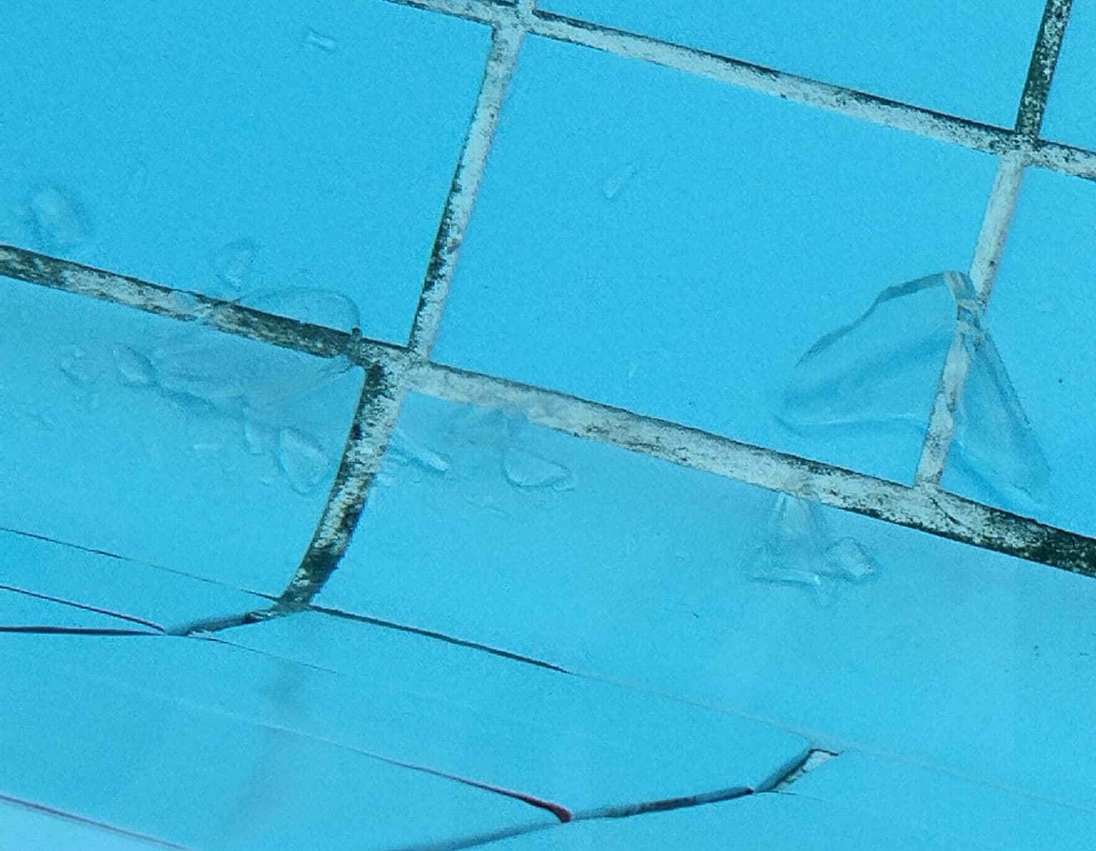 La Piscina Municipal del barri de Mangraners de Lleida romandrà tancada aquest dilluns per la presència de vidres