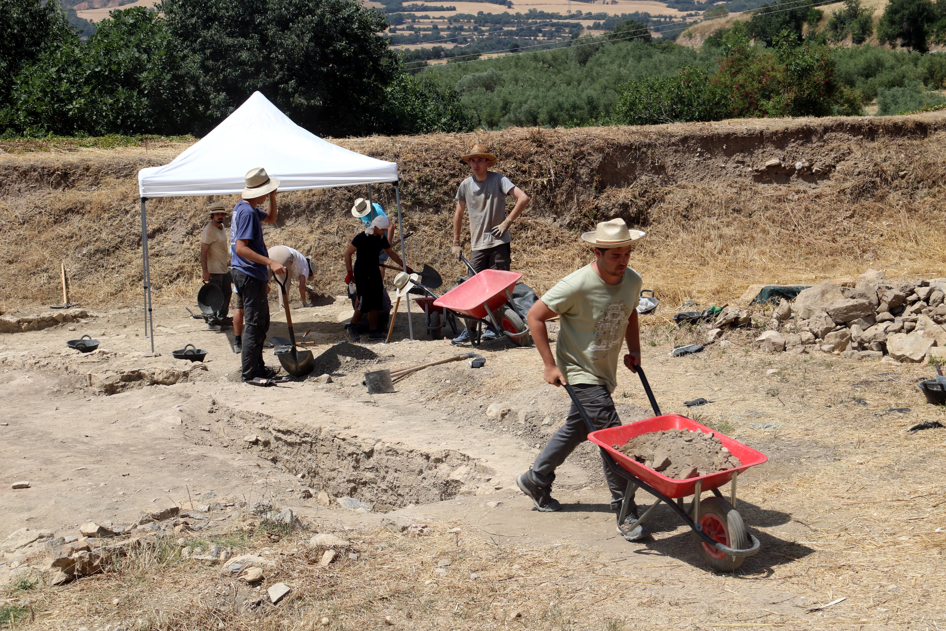 Arqueòlegs de la Conca de Tremp avancen els horaris de treball a la matinada per combatre les altes temperatures