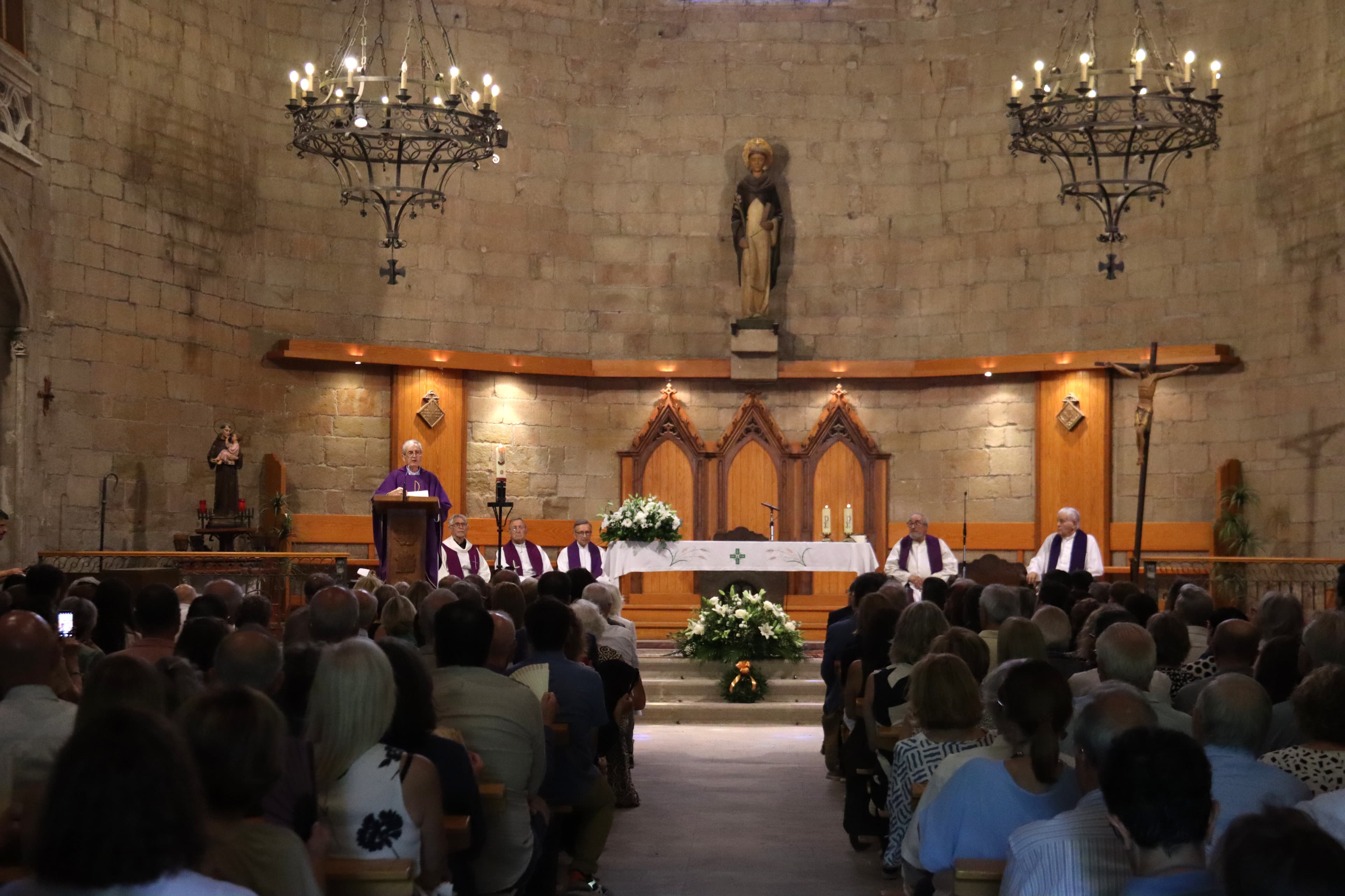 L’Església de Sant Domènec de Balaguer s’ha omplert per acomiadar a l’escriptor Josep Vallverdú