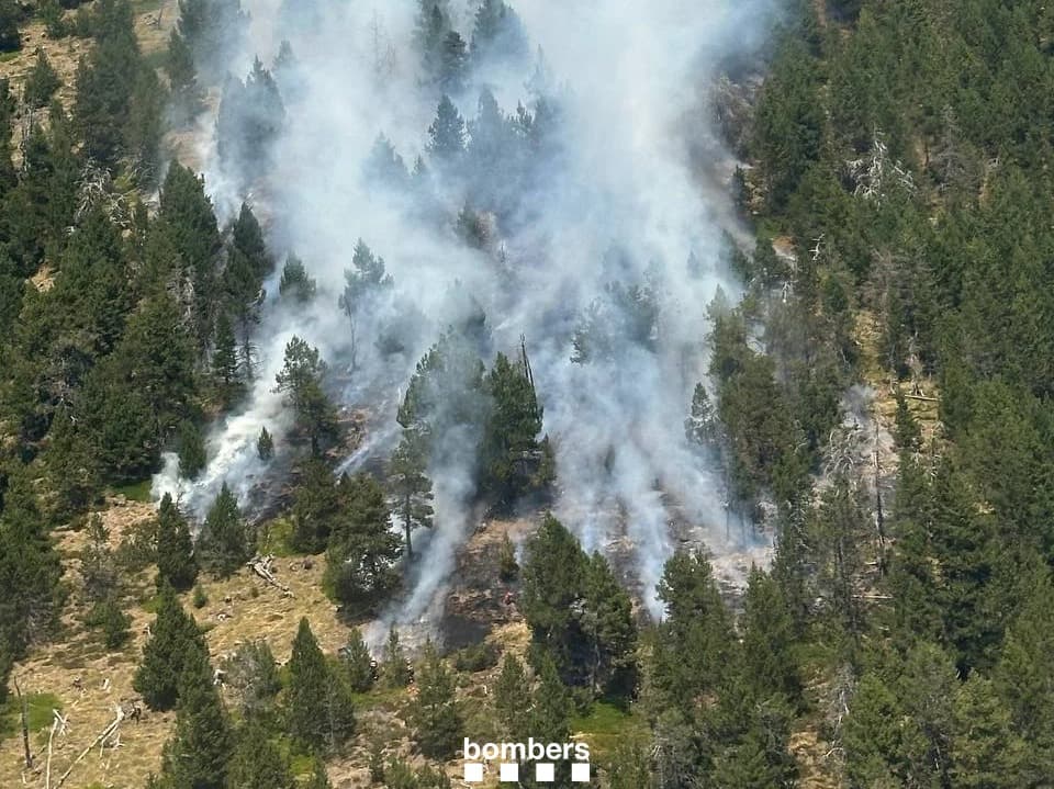 Els Bombers treballen en un incendi en una zona de difícil accés a més de 2.000 metres a Os de Civís