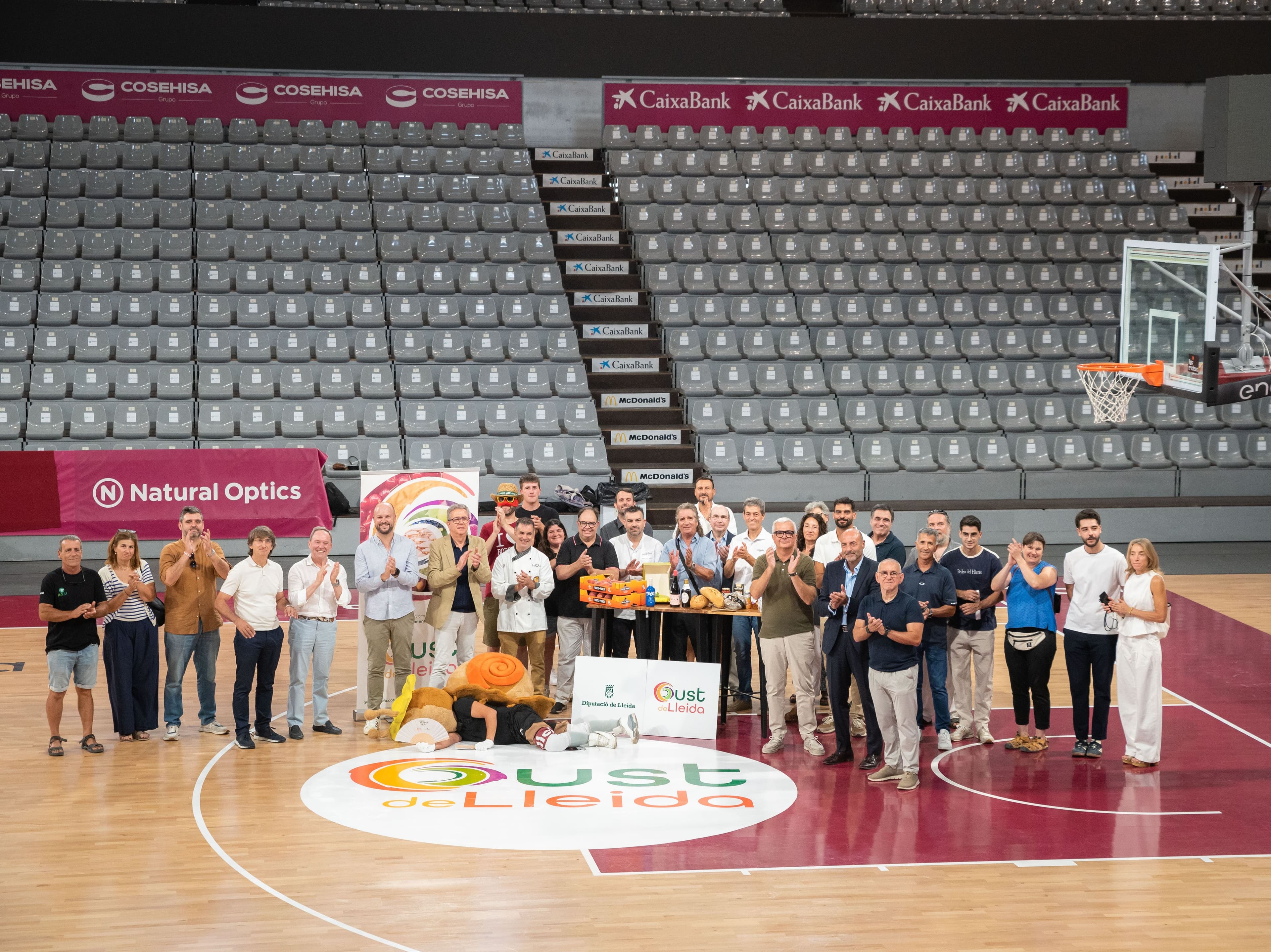 El Barris Nord estrena la nova pista amb la imatge de Gust de Lleida als cercles de tir lliure