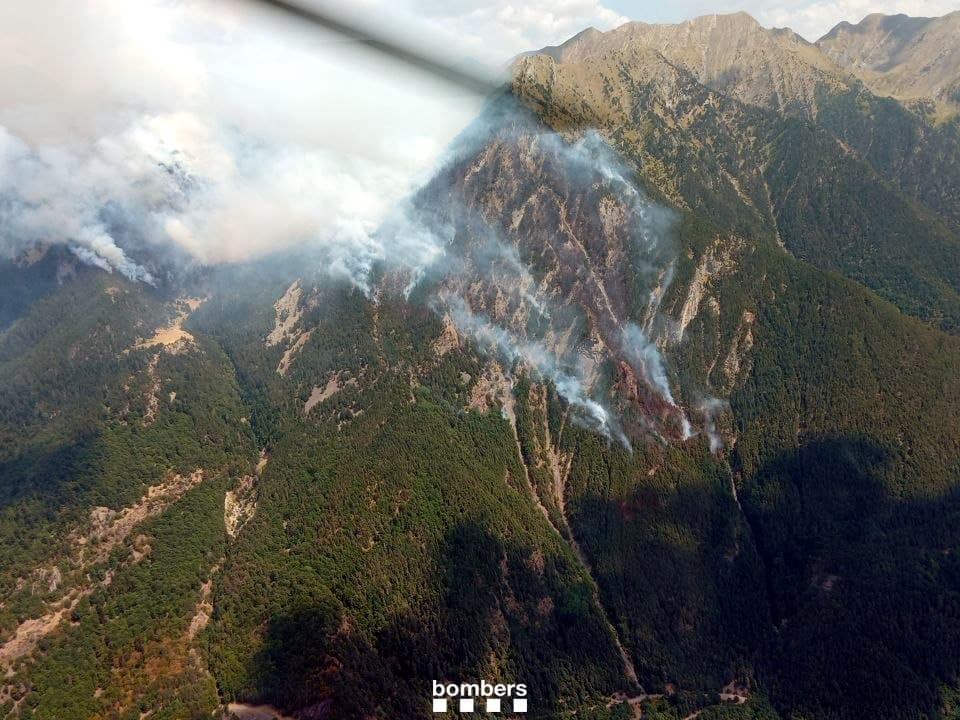 L'incendi de Senet, a l'Alta Ribagorça, continua actiu amb dos focus i una superfície afectada de 71 hectàrees