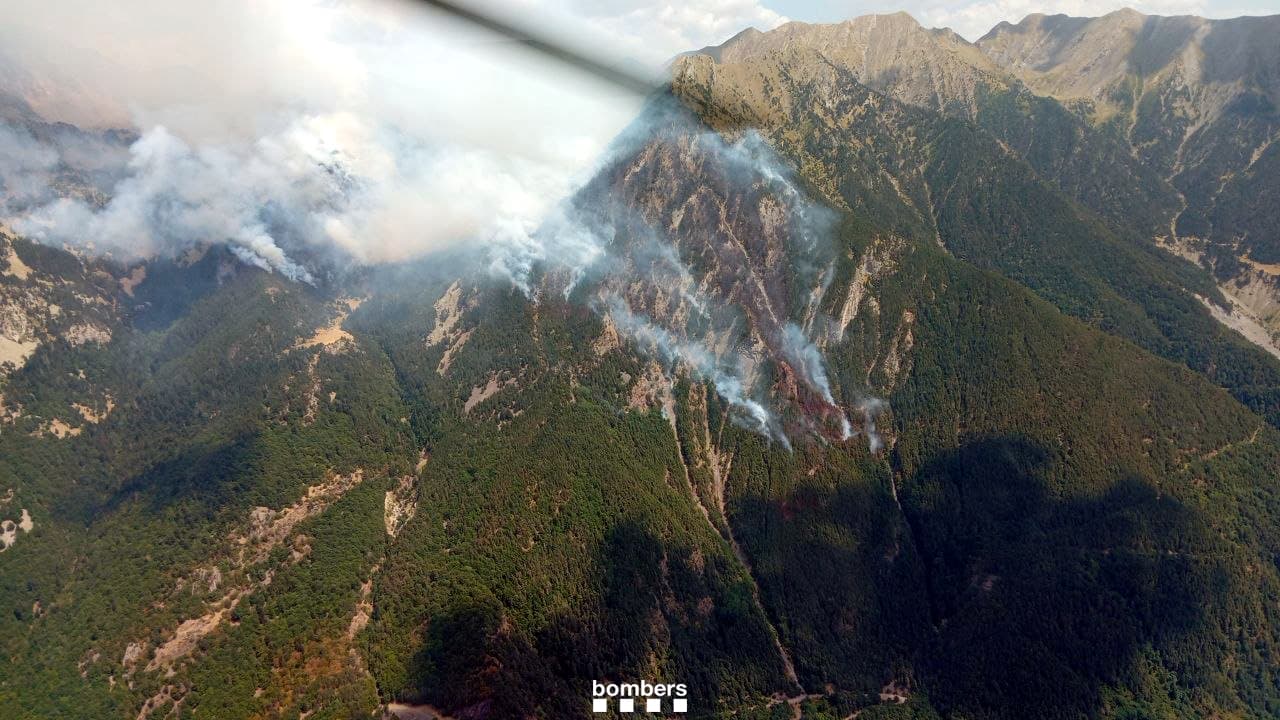 Els Bombers treballen en l'incendi de Senet a l'expectativa d'una tempesta prevista sobre la zona