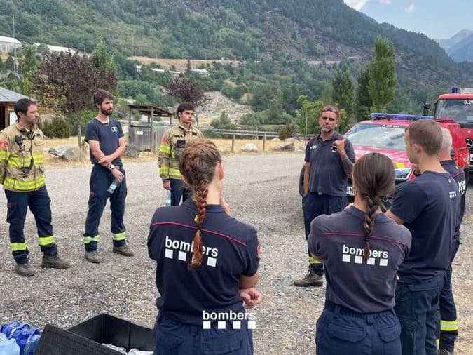 Els Bombers retiren els efectius terrestres de l'incendi de Senet per la inestabilitat meteorològica