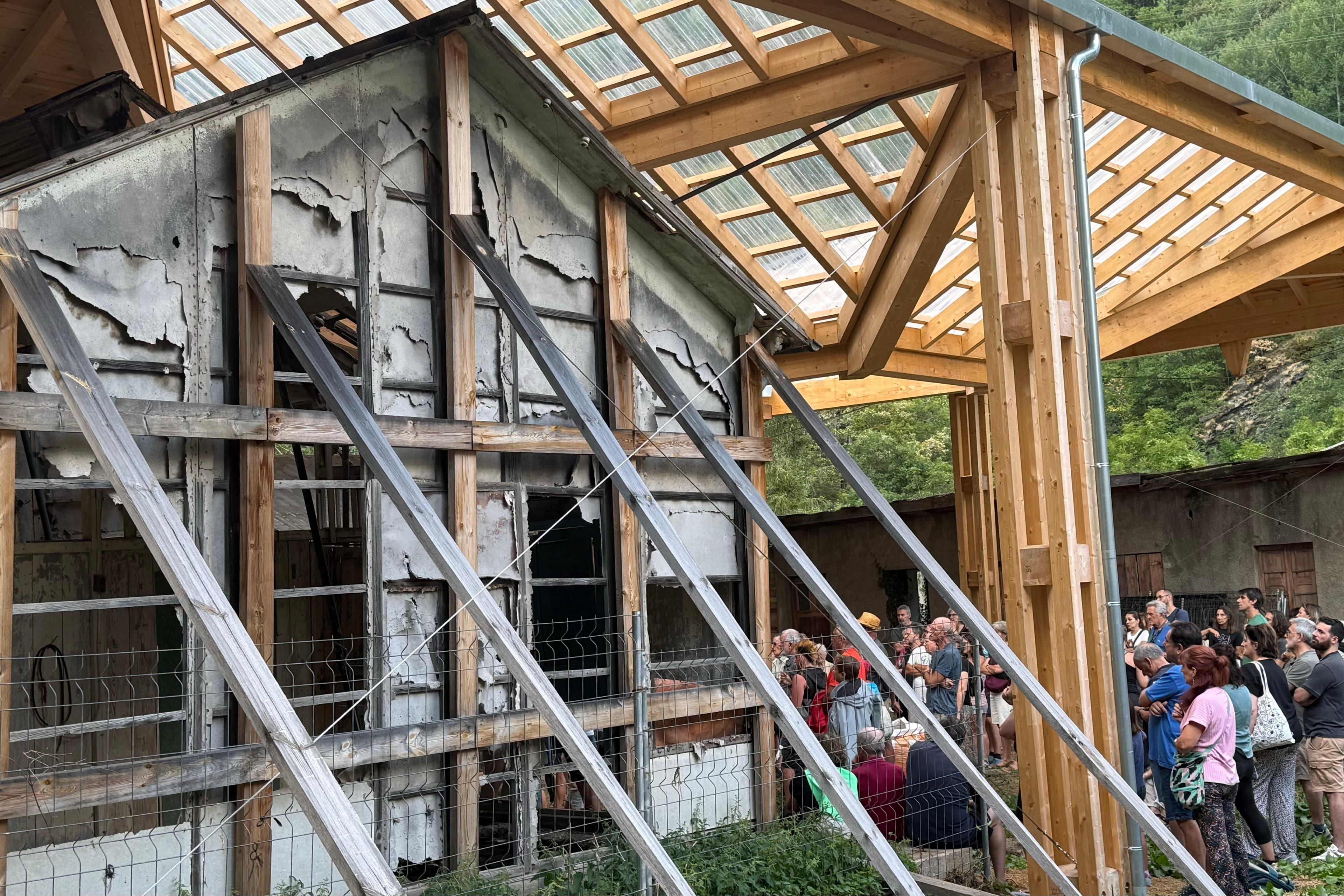Una coberta protegeix l'hospital de cartró de la Vall Fosca per evitar-ne el deteriorament i facilitar-ne la restauració