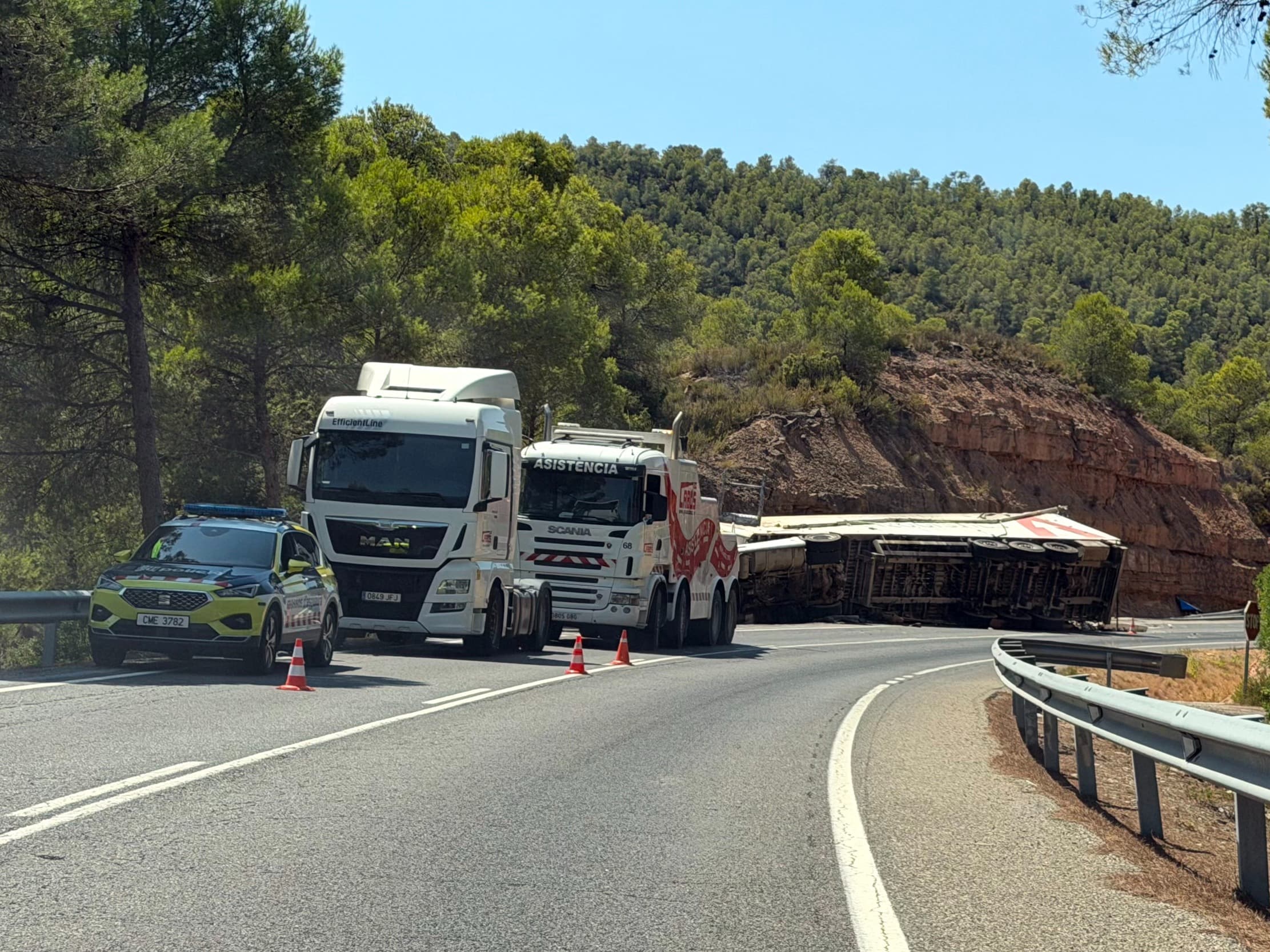 Bolca un camió a la C-12 a Maials sense deixar ferits