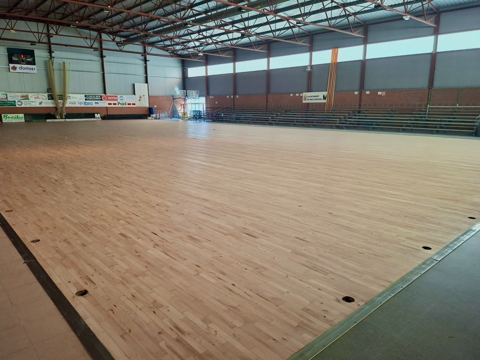 El pavelló 11 de setembre de Mollerussa renova el parquet de la pista