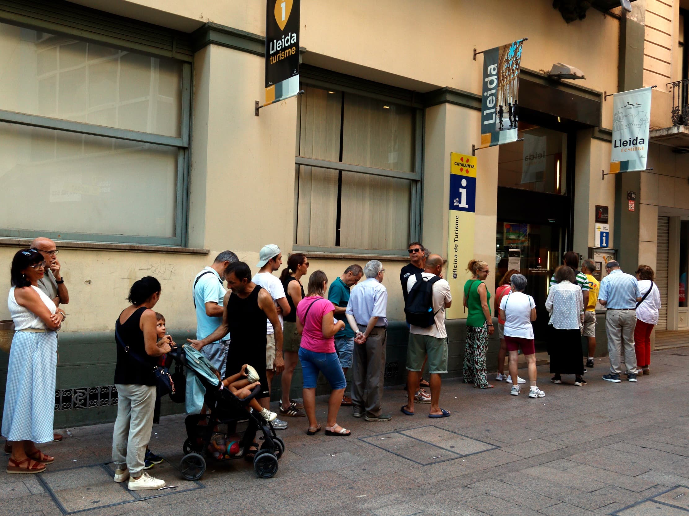 Lleida viu les hores prèvies a l’eclipsi total solar entre cues per aconseguir ulleres homologades i turistes internacionals