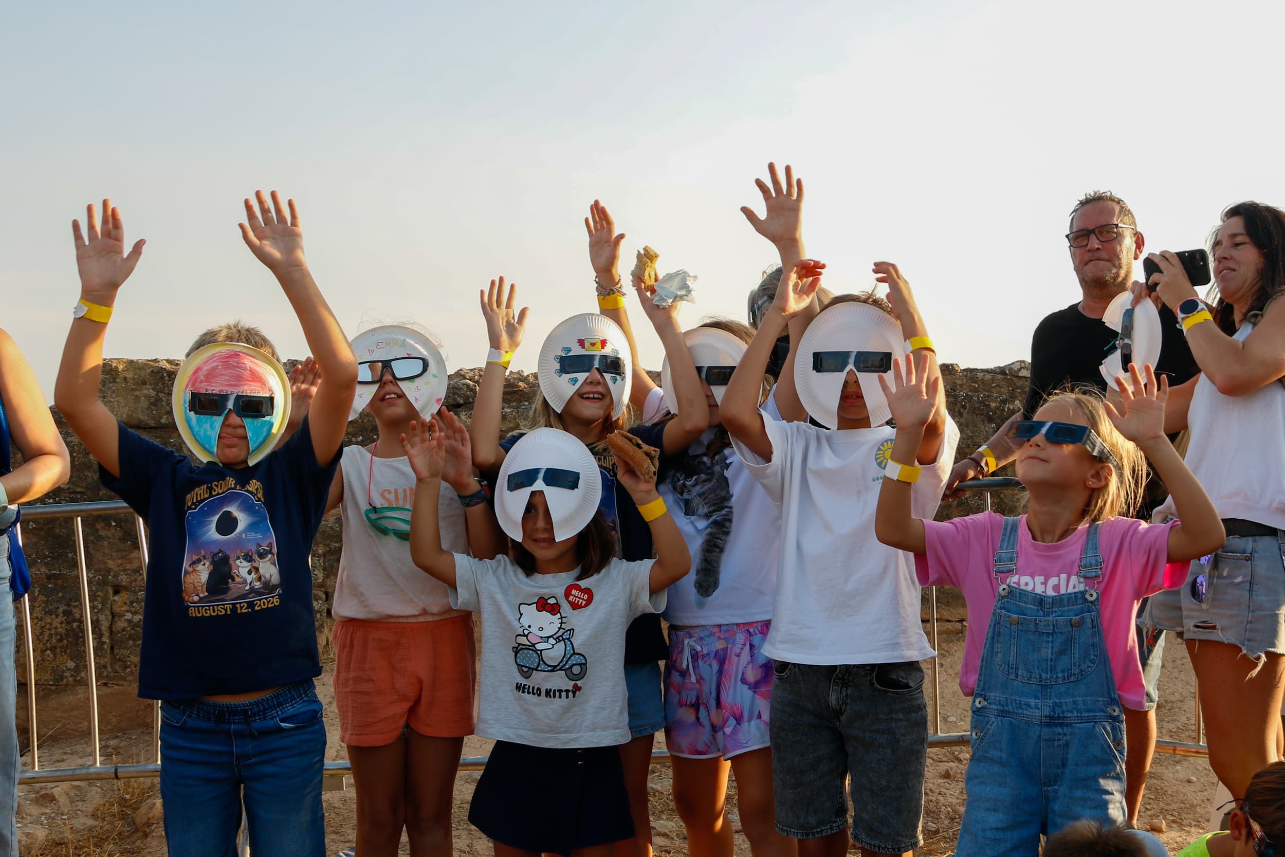 Ponent viu l’eclipsi solar total amb milers de persones pendents del cel i una gran afluència de visitants
