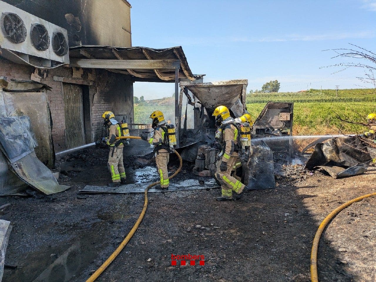 Un ferit per inhalació de fum en l’incendi d’un magatzem a tocar de l’A-22 a Lleida