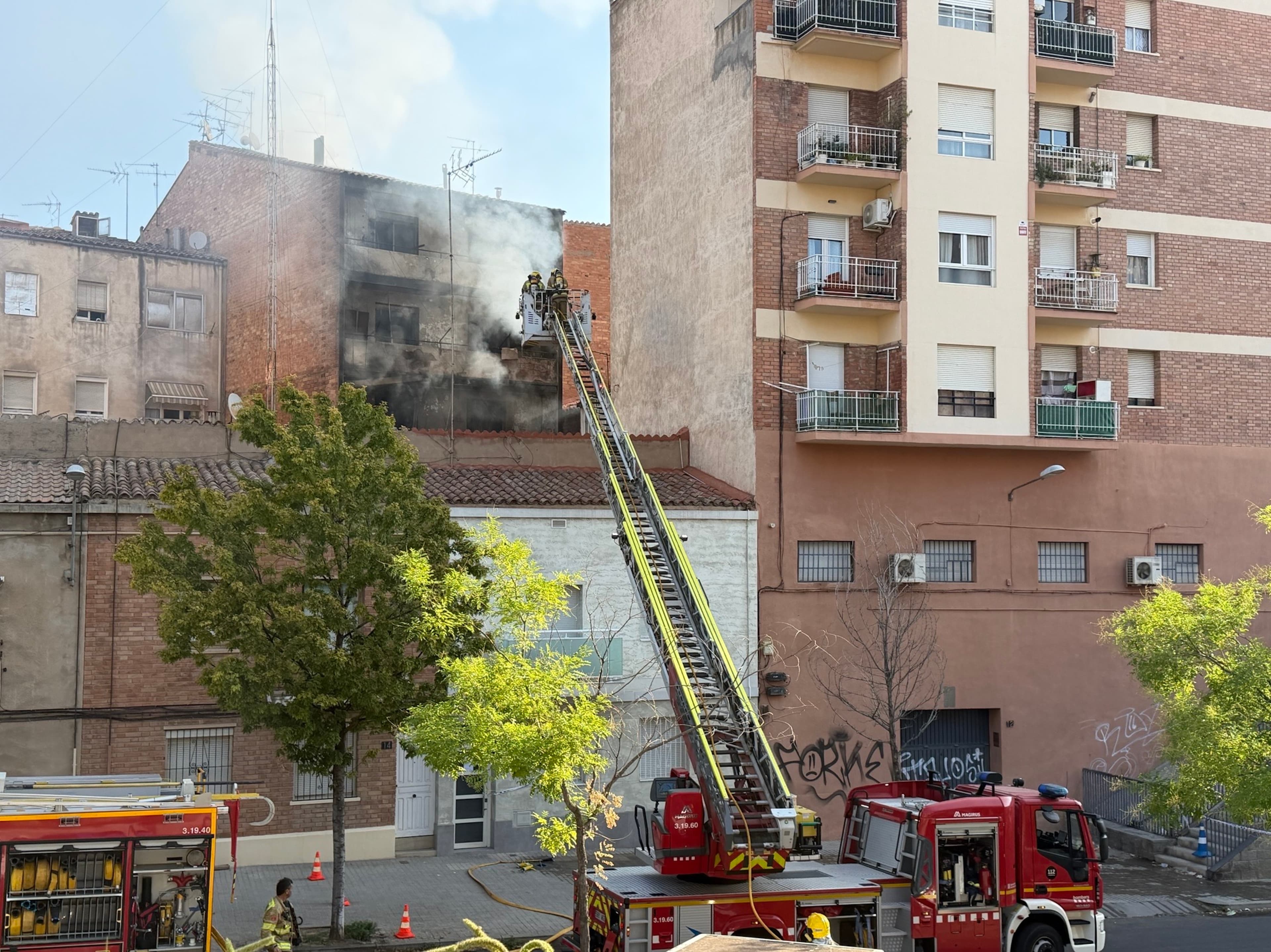 Un incendi en un taller a Lleida enfonsa el terra de la primera planta del bloc i obliga a desallotjar nou edificis