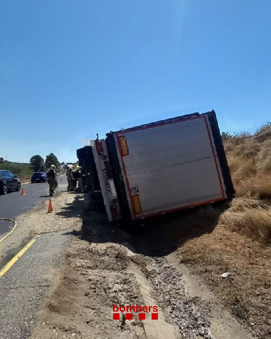 Un camió bolca a la C-45 a Maials i provoca retencions