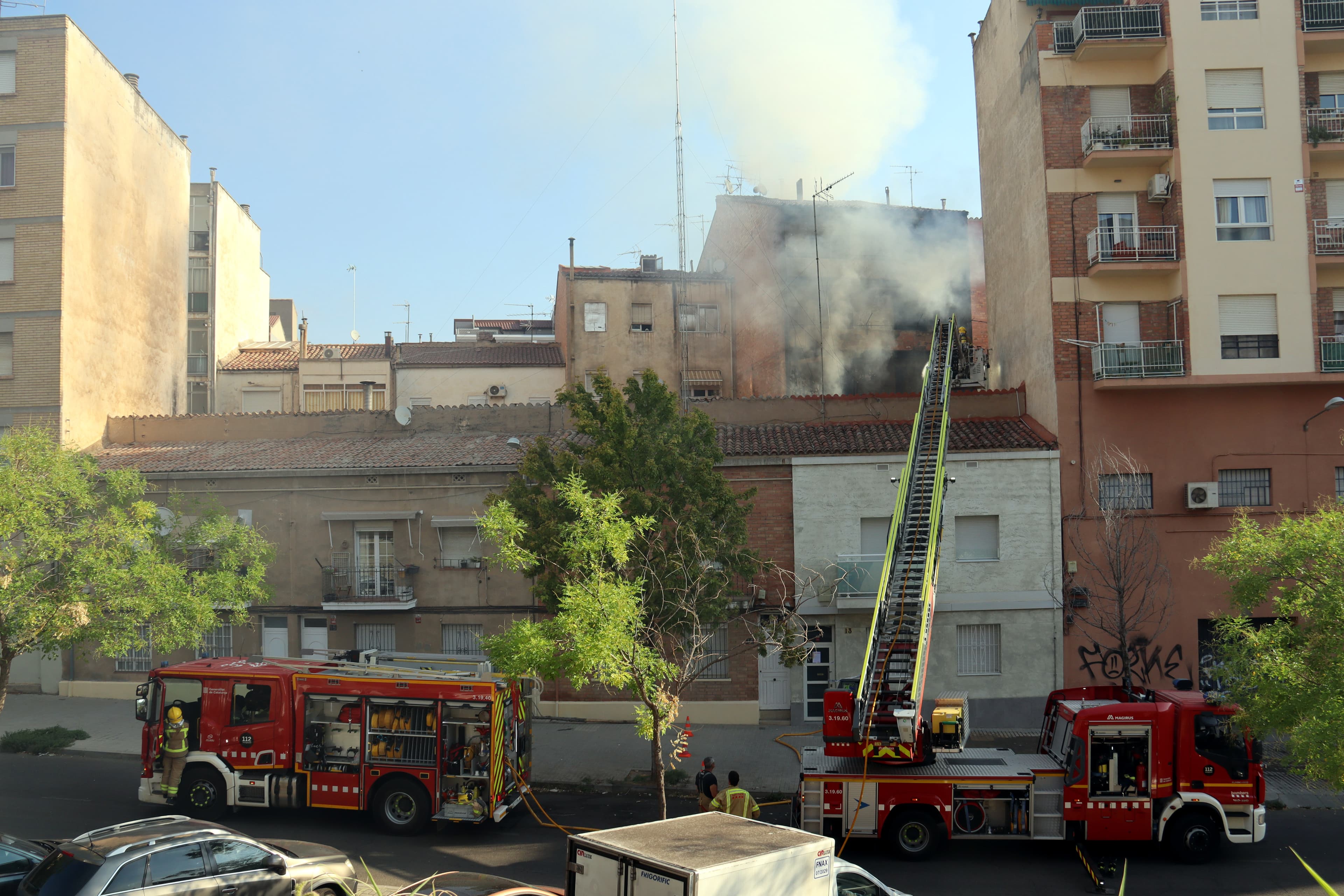 Els Bombers refreden les restes de l’edifici incendiat al carrer Vallès de Lleida, que haurà de ser enderrocat