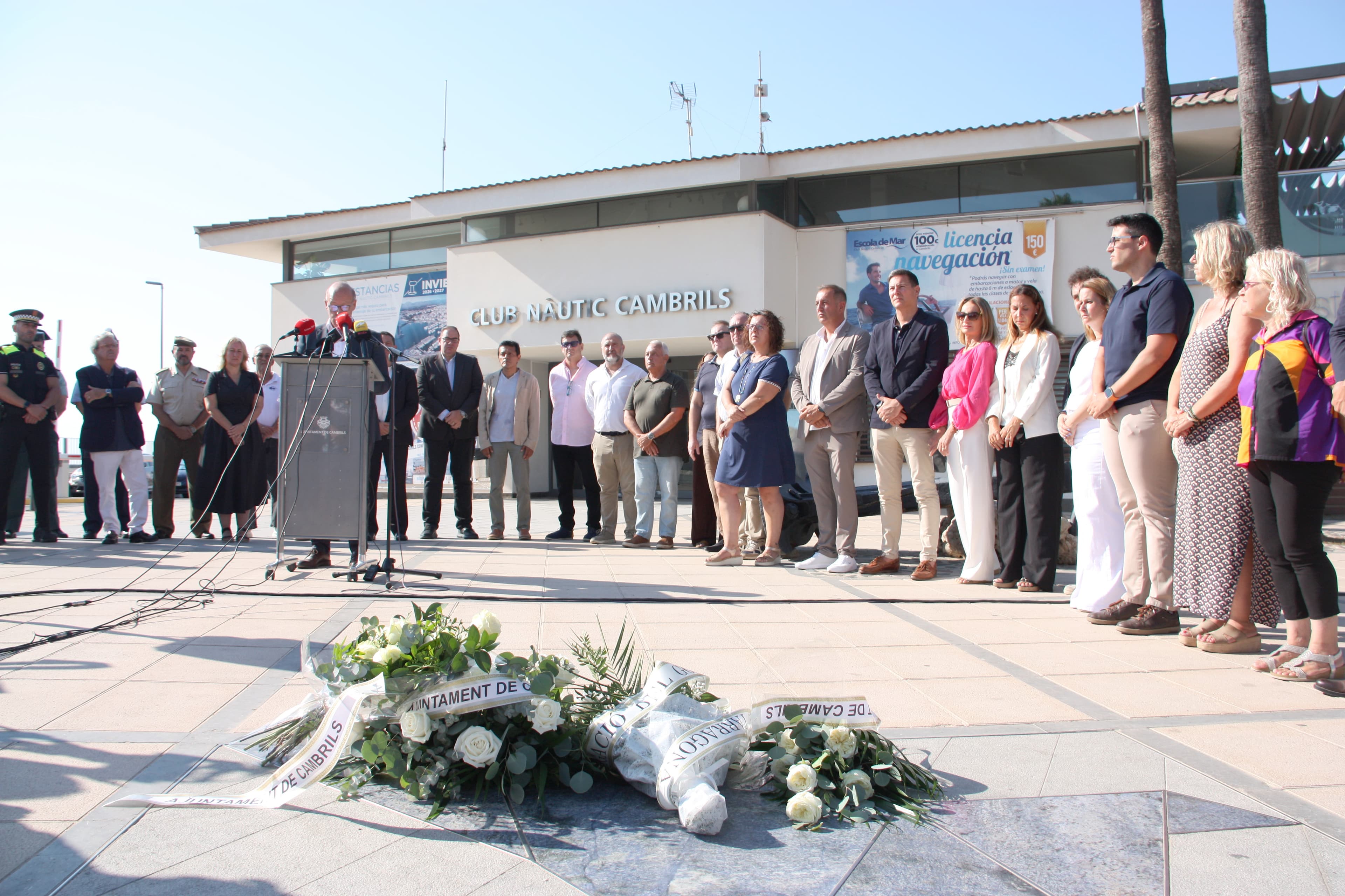 Cambrils recorda les víctimes dels atemptats jihadistes nou anys després amb un acte sobri davant el Club Nàutic