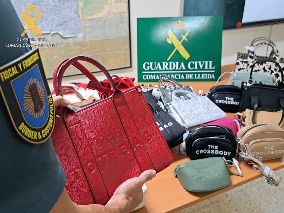 La Guàrdia Civil intervé a la Seu d’Urgell 39 bosses de mà falsificades valorades en més d’11.000 euros