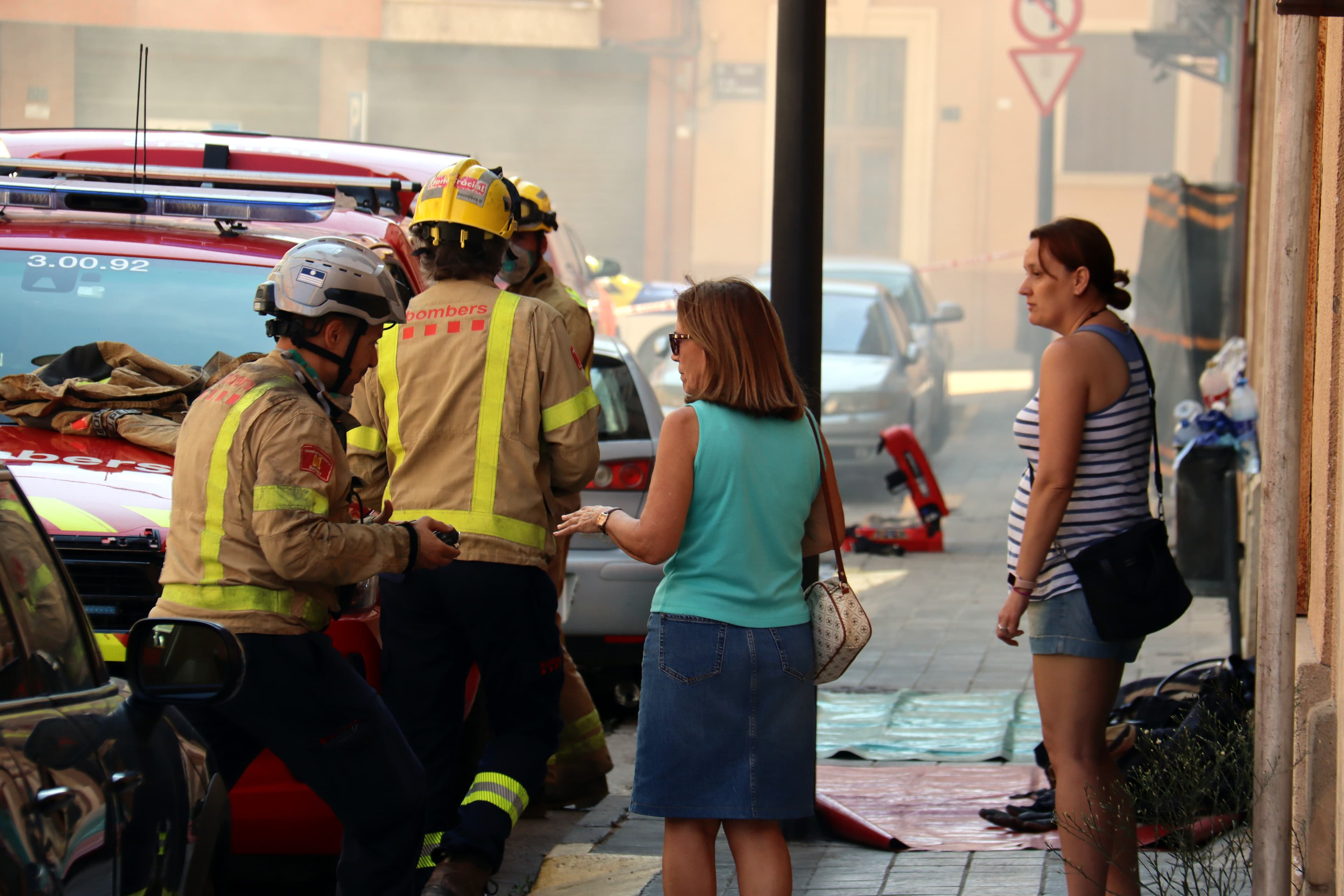 Els veïns afectats per l’incendi del bloc de Balàfia de Lleida entren lentament a recuperar les seves pertinences